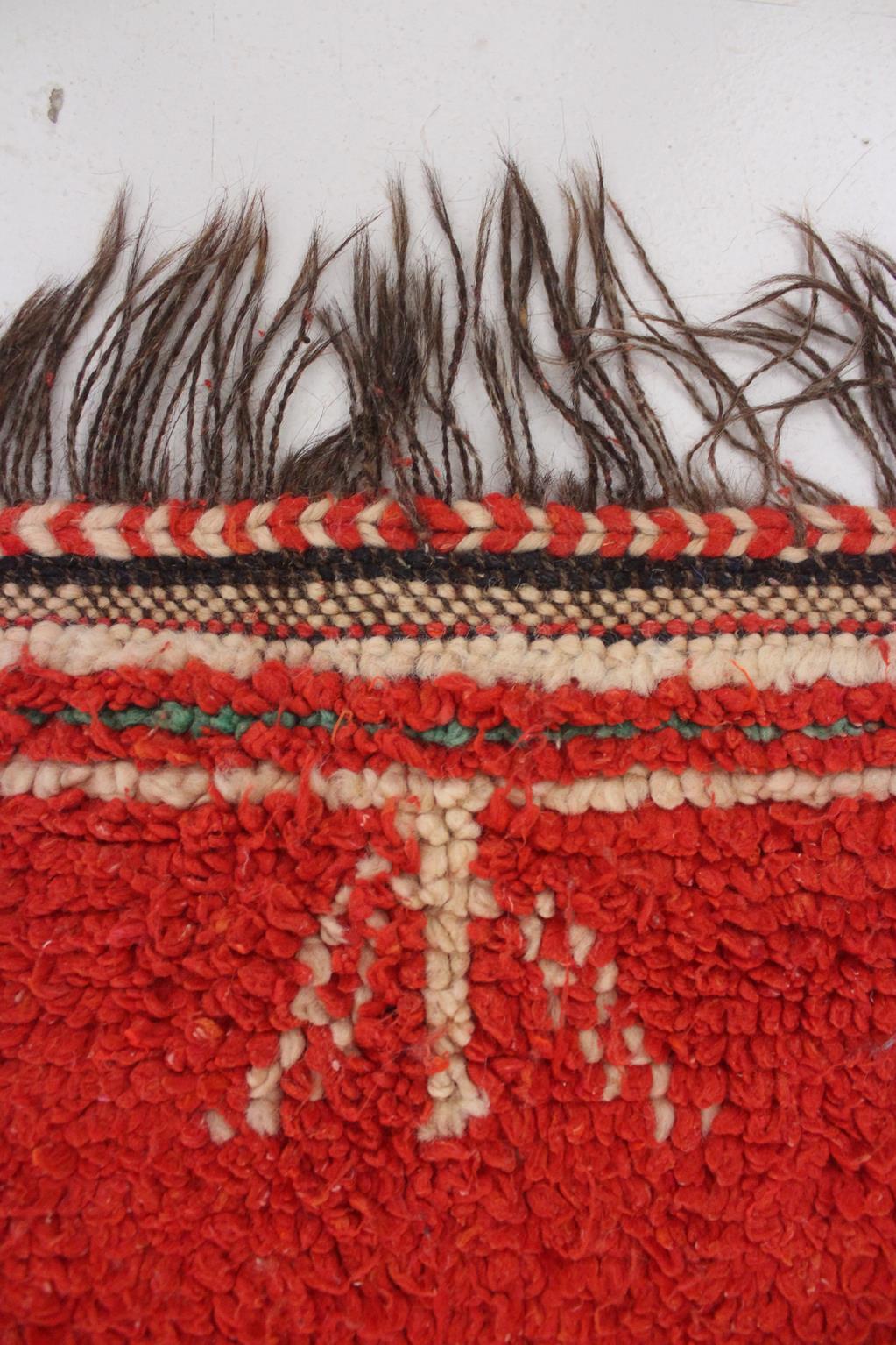 Marokkanischer Azilal-Teppich im Vintage-Stil - Rot - 4.8x10.7feet / 148x328cm im Angebot 6