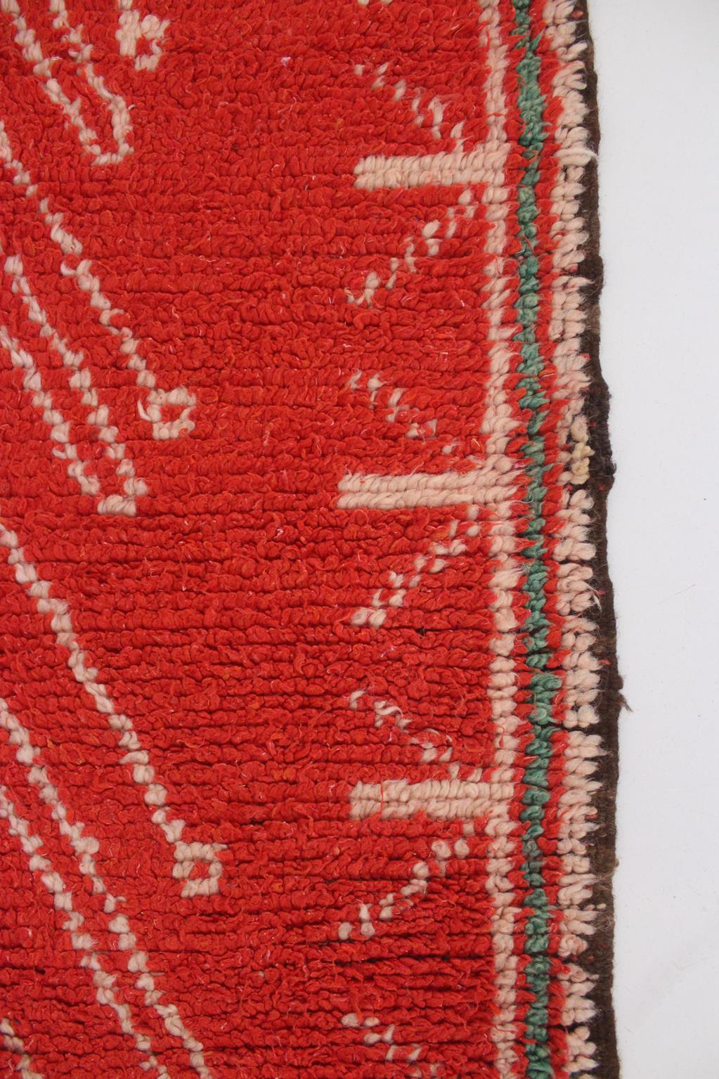 Marokkanischer Azilal-Teppich im Vintage-Stil - Rot - 4.8x10.7feet / 148x328cm im Angebot 7