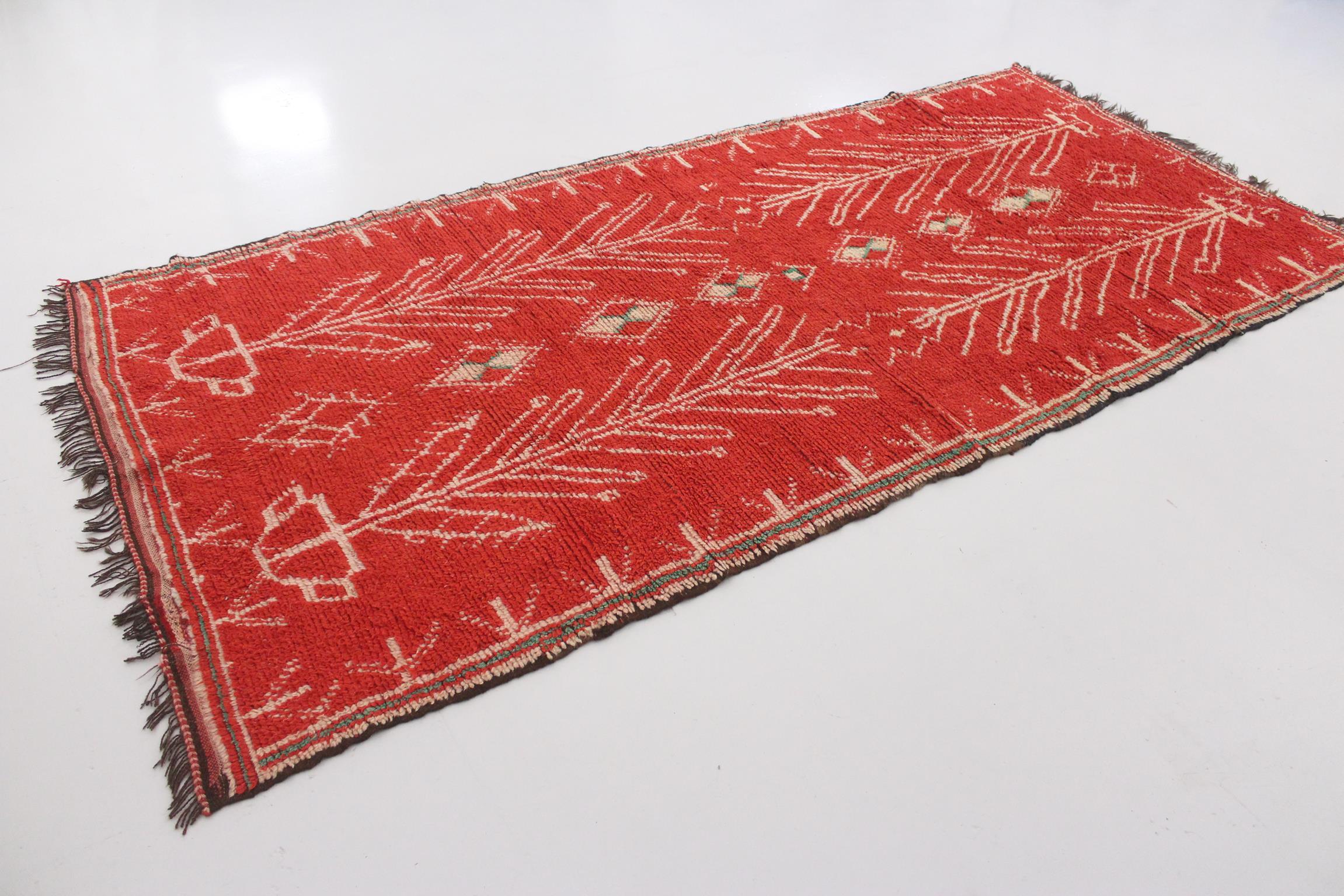 Marokkanischer Azilal-Teppich im Vintage-Stil - Rot - 4.8x10.7feet / 148x328cm im Zustand „Gut“ im Angebot in Marrakech, MA
