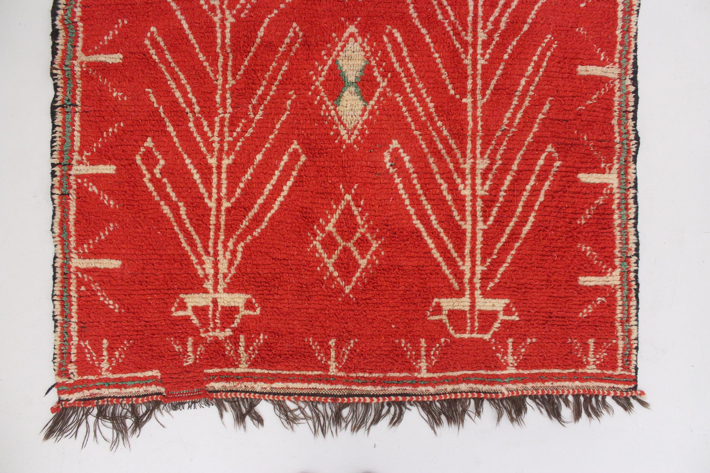 Marokkanischer Azilal-Teppich im Vintage-Stil - Rot - 4.8x10.7feet / 148x328cm (20. Jahrhundert) im Angebot