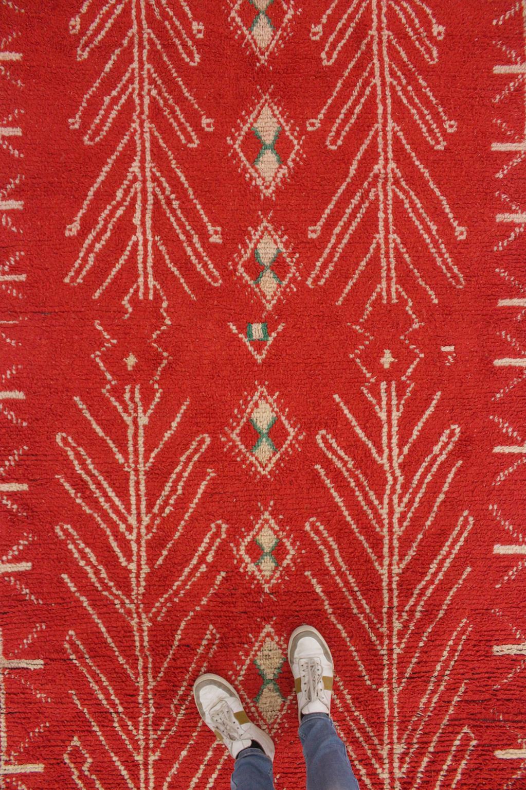 Marokkanischer Azilal-Teppich im Vintage-Stil - Rot - 4.8x10.7feet / 148x328cm im Angebot 1