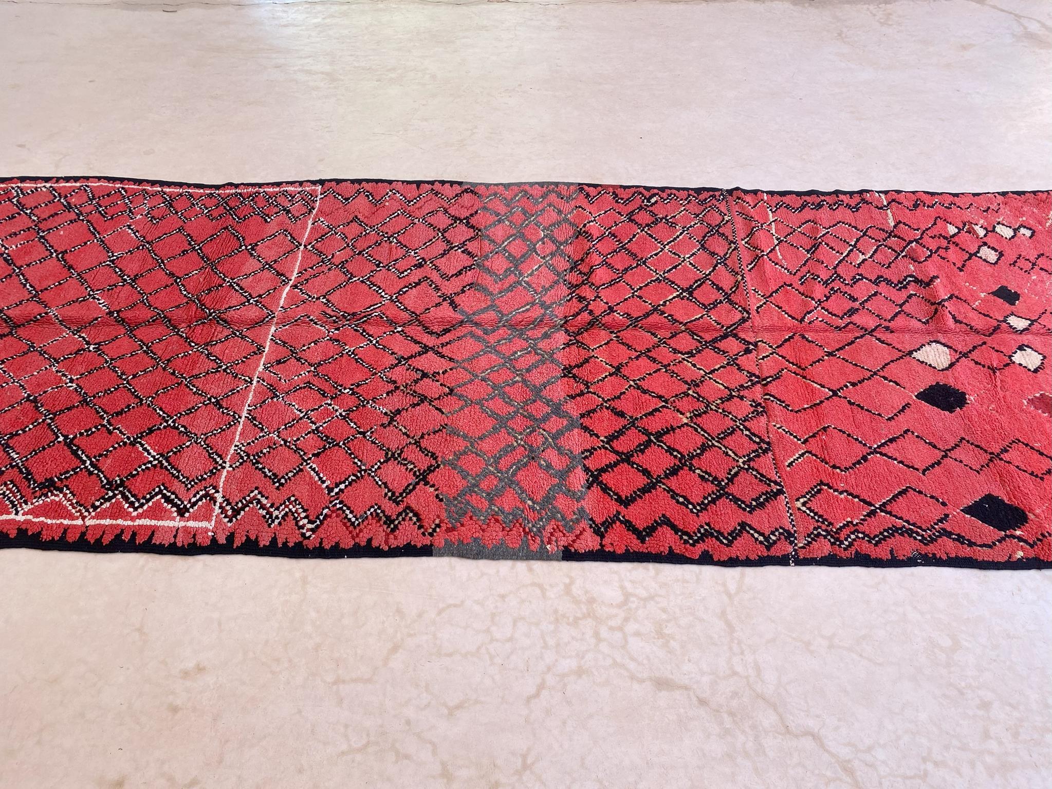 Marokkanischer Azilal-Teppich im Vintage-Stil - Rot - 4.9x13.4feet / 151x410cm (Handgewebt) im Angebot