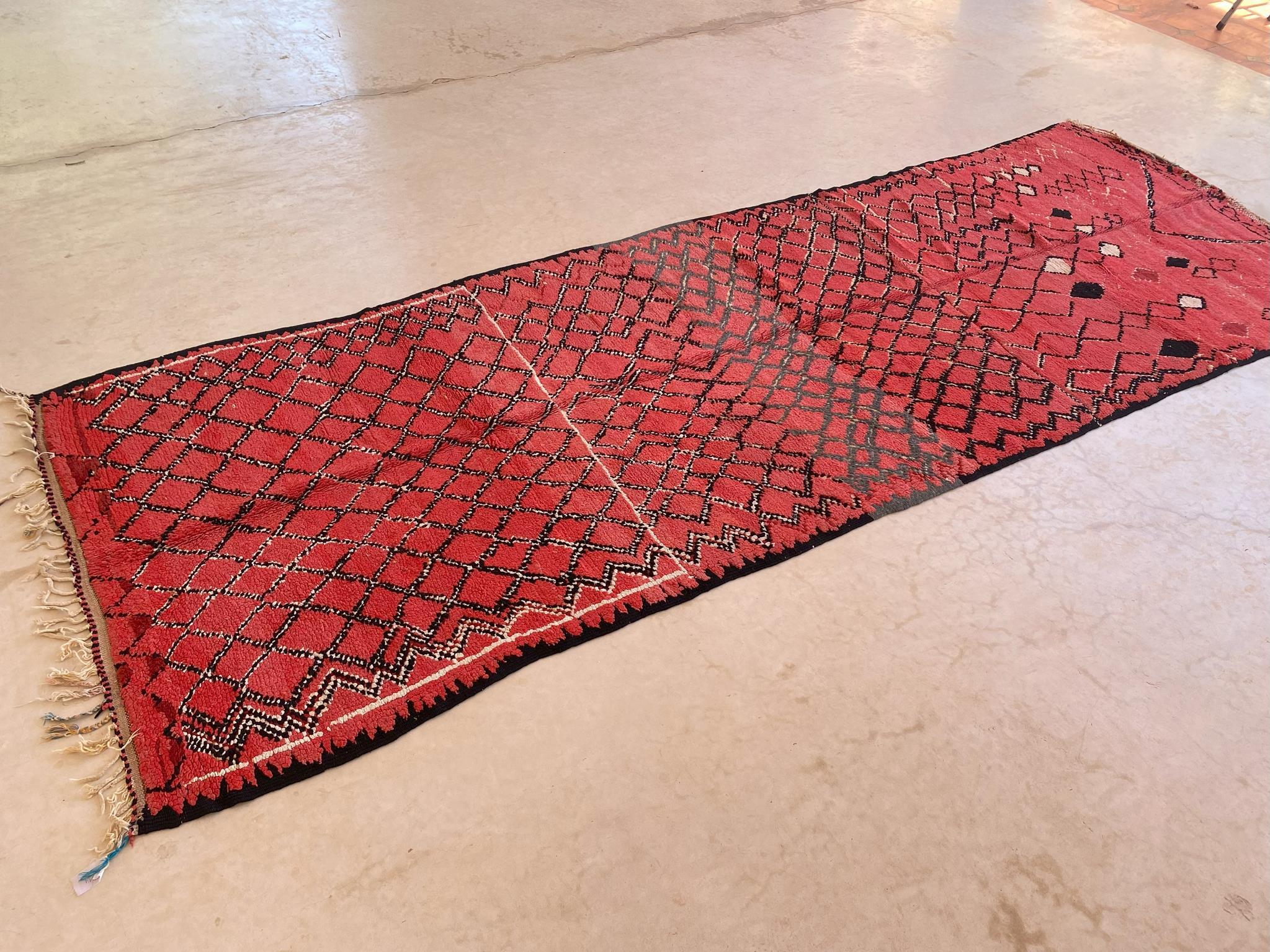 Marokkanischer Azilal-Teppich im Vintage-Stil - Rot - 4.9x13.4feet / 151x410cm im Zustand „Relativ gut“ im Angebot in Marrakech, MA