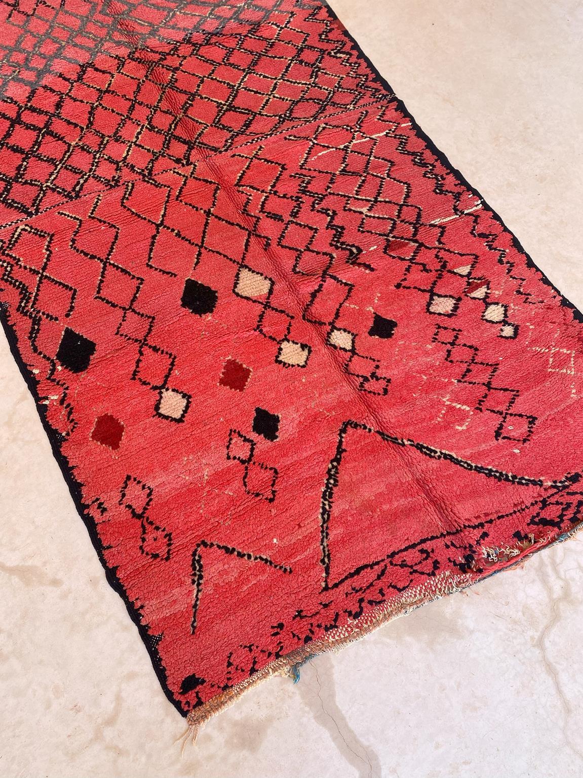 Marokkanischer Azilal-Teppich im Vintage-Stil - Rot - 4.9x13.4feet / 151x410cm im Angebot 1