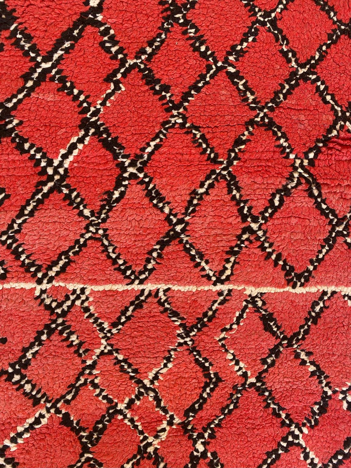 Marokkanischer Azilal-Teppich im Vintage-Stil - Rot - 4.9x13.4feet / 151x410cm im Angebot 3