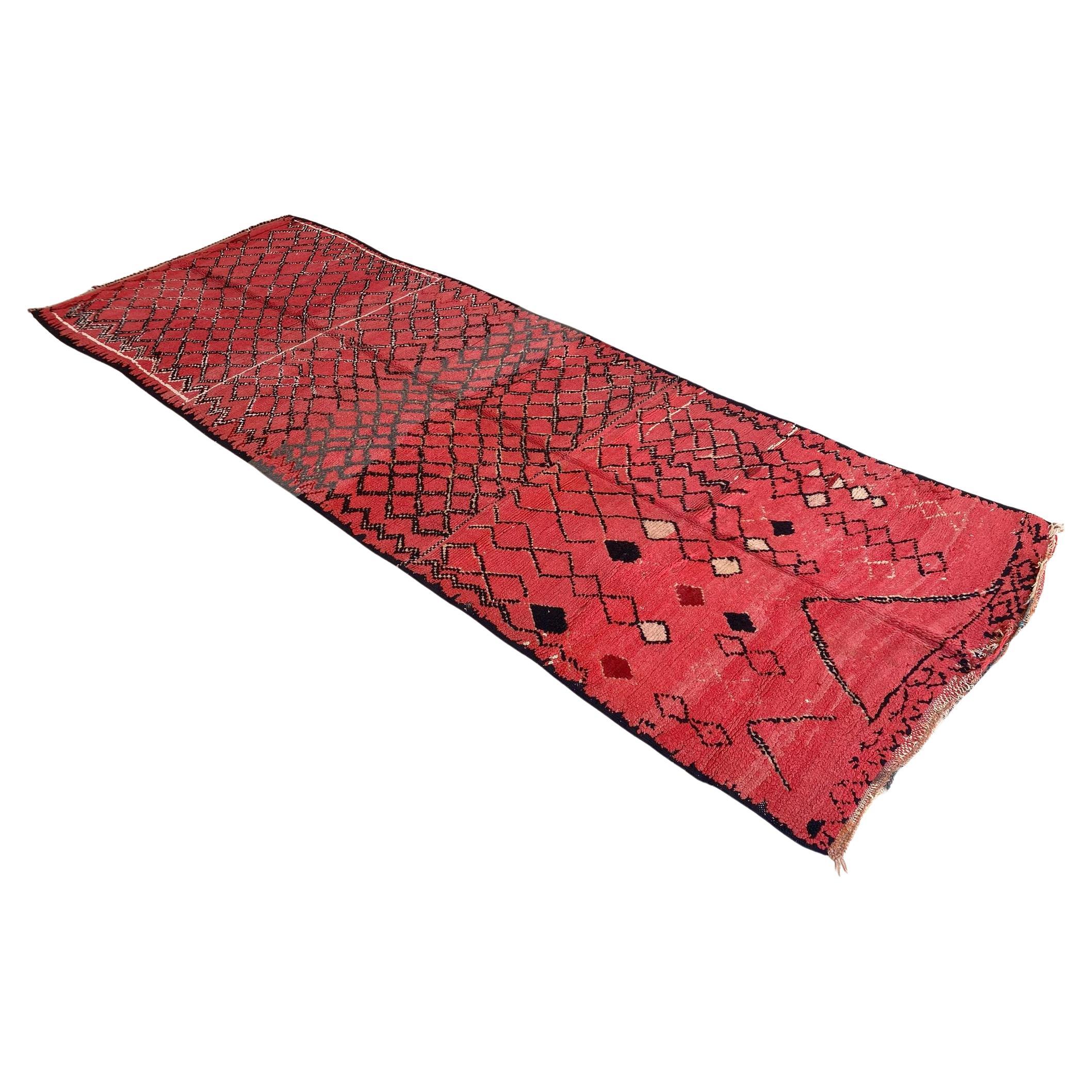 Marokkanischer Azilal-Teppich im Vintage-Stil - Rot - 4.9x13.4feet / 151x410cm im Angebot