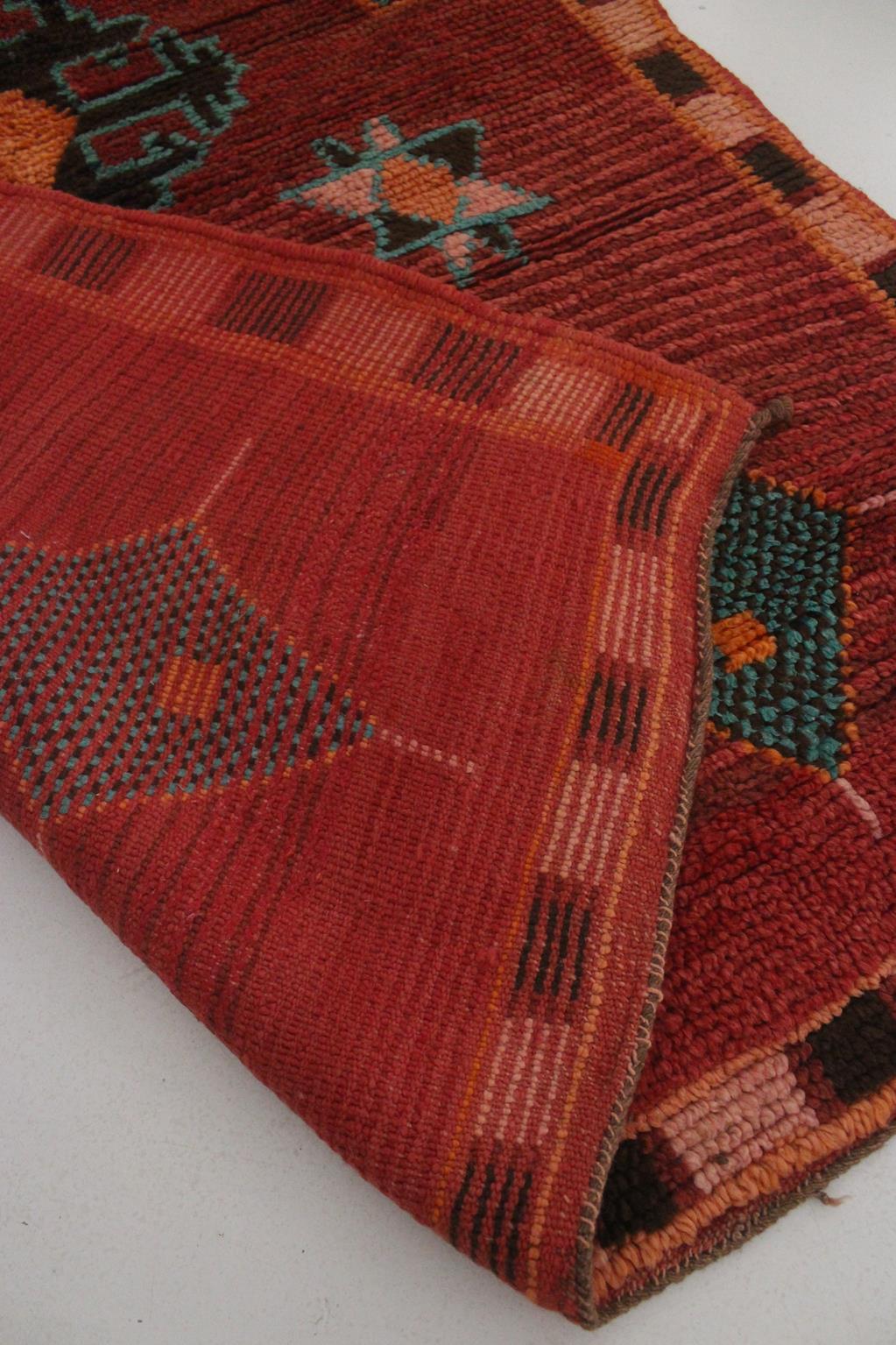 Marokkanischer Azilal-Teppich im Vintage-Stil - Rot und Türkis - 4.1x5.8feet / 127x177cm im Angebot 4