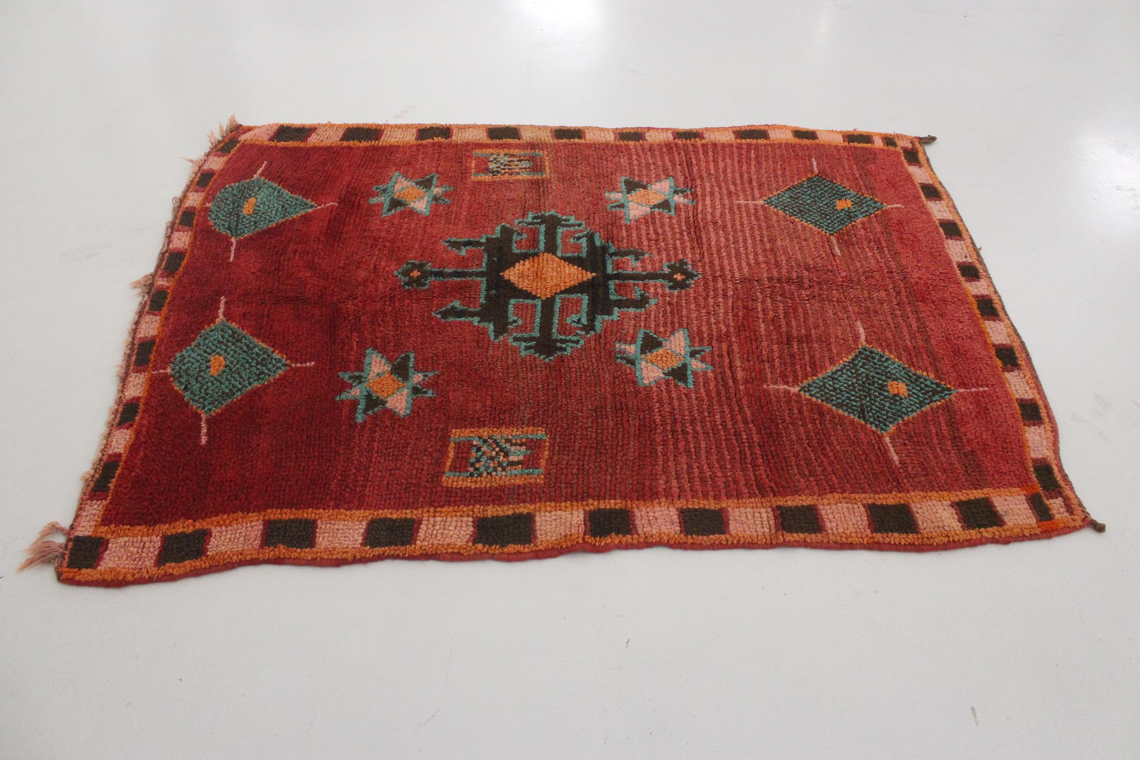 Marokkanischer Azilal-Teppich im Vintage-Stil - Rot und Türkis - 4.1x5.8feet / 127x177cm (Stammeskunst) im Angebot