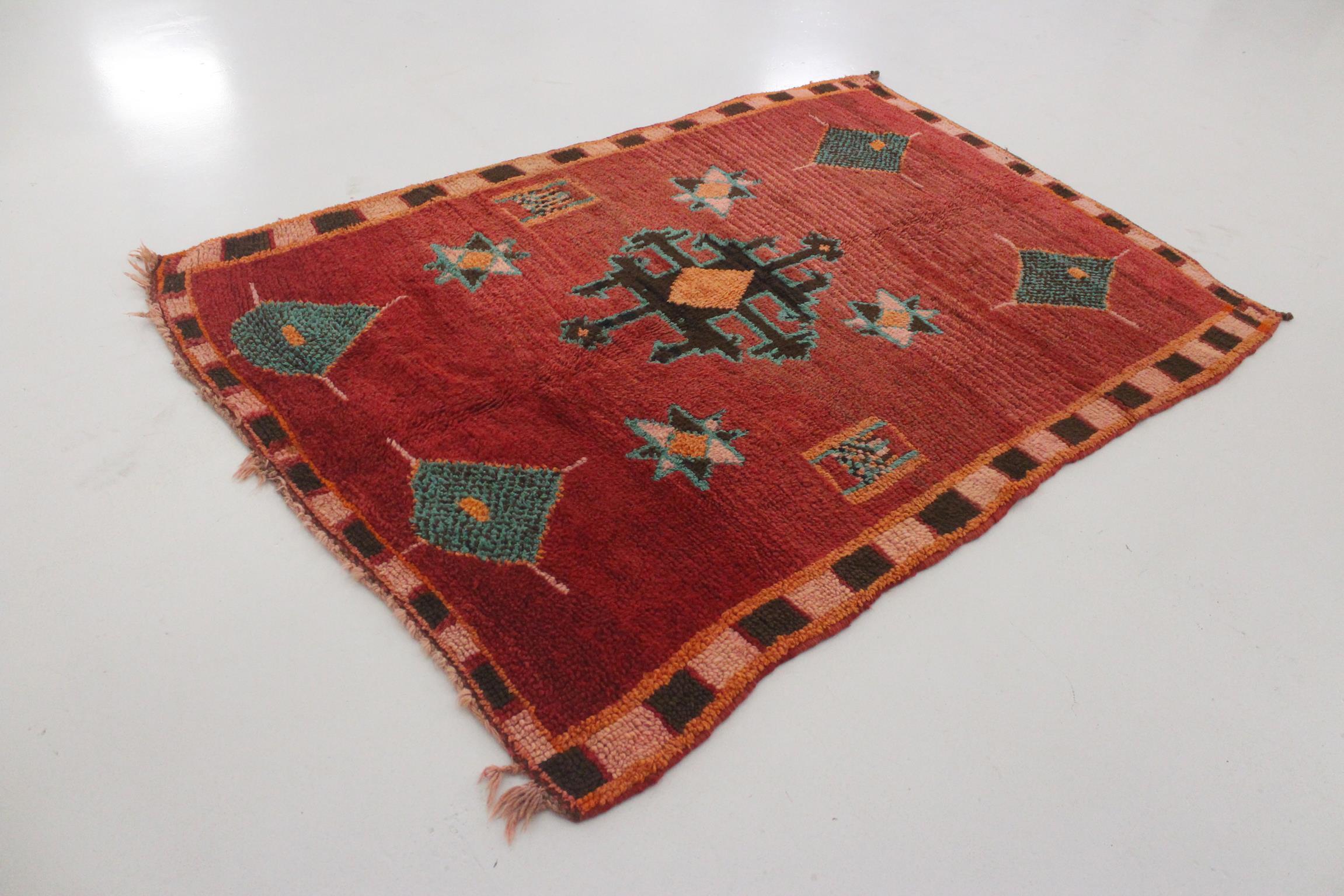 Marokkanischer Azilal-Teppich im Vintage-Stil - Rot und Türkis - 4.1x5.8feet / 127x177cm (Handgewebt) im Angebot