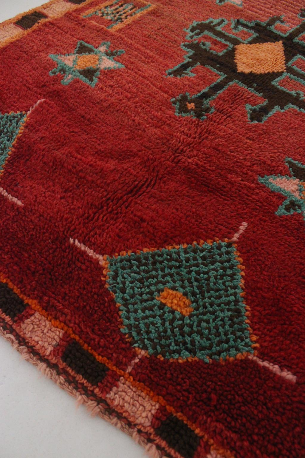 Tissé à la main Tapis Azilal marocain vintage rouge et turquoise - 4,1 x 5,8 pieds / 127 x177 cm en vente