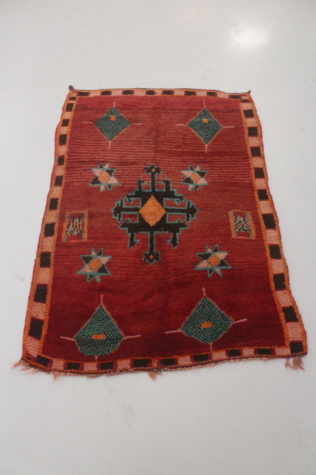 Marokkanischer Azilal-Teppich im Vintage-Stil - Rot und Türkis - 4.1x5.8feet / 127x177cm (20. Jahrhundert) im Angebot