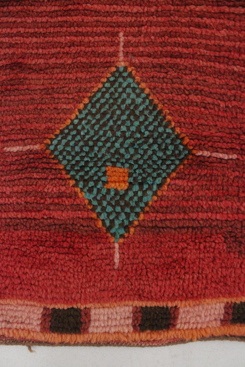 20ième siècle Tapis Azilal marocain vintage rouge et turquoise - 4,1 x 5,8 pieds / 127 x177 cm en vente