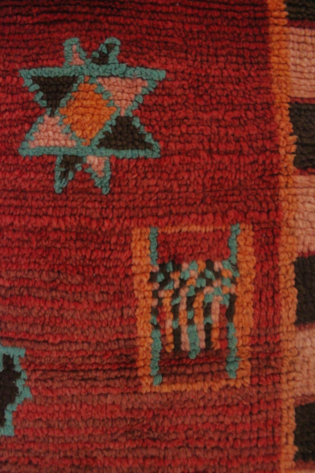Marokkanischer Azilal-Teppich im Vintage-Stil - Rot und Türkis - 4.1x5.8feet / 127x177cm im Angebot 1