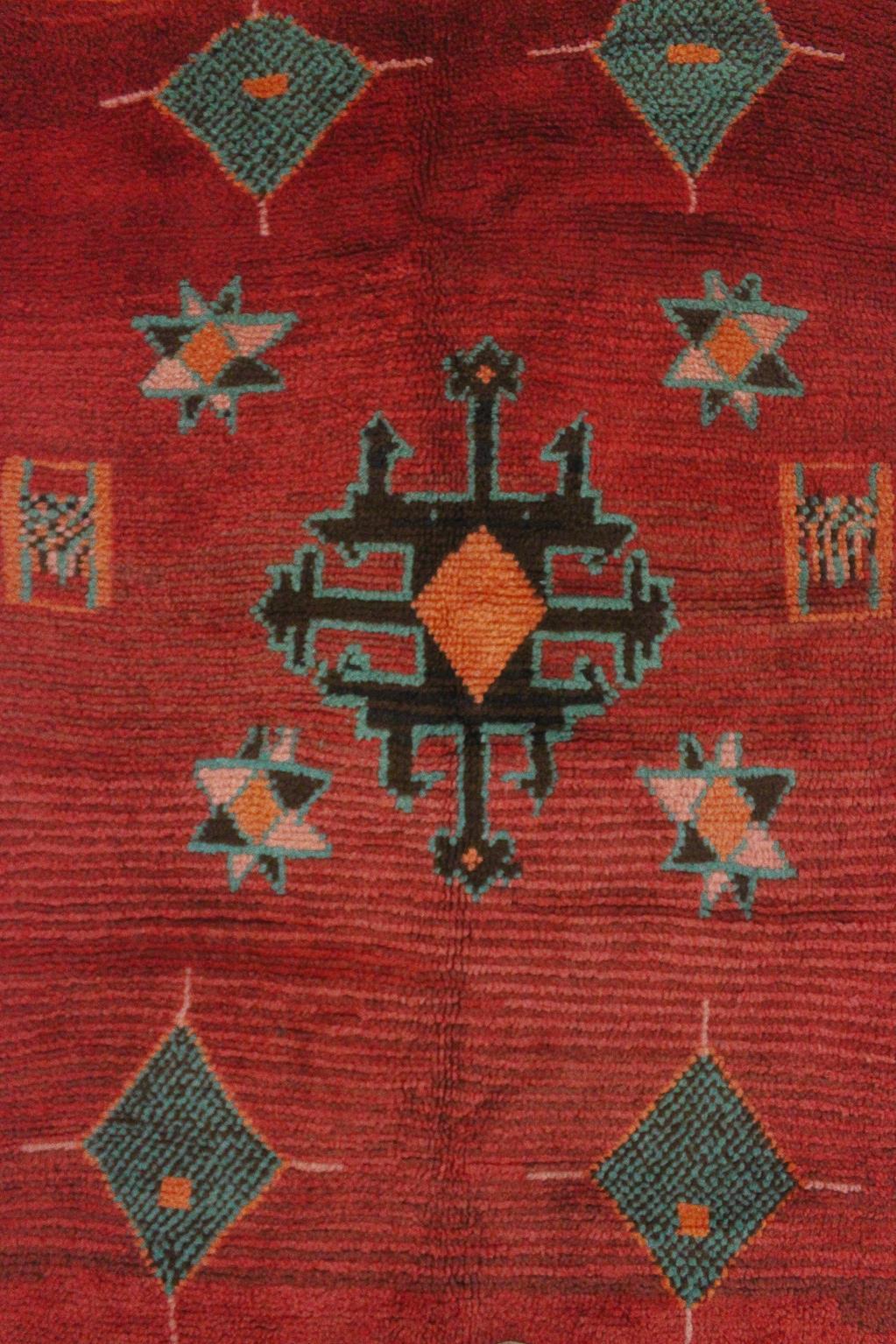 Tapis Azilal marocain vintage rouge et turquoise - 4,1 x 5,8 pieds / 127 x177 cm en vente 1