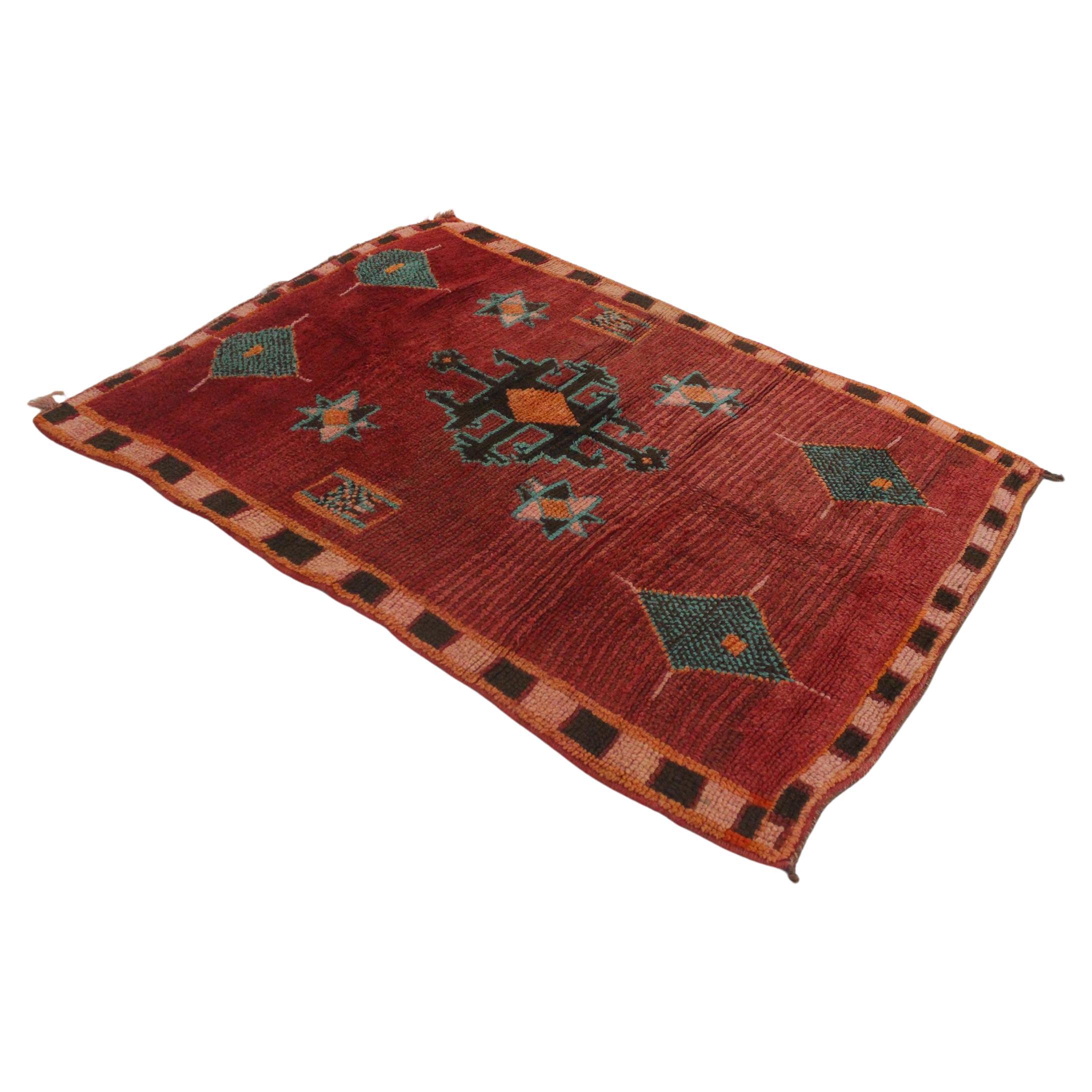 Tapis Azilal marocain vintage rouge et turquoise - 4,1 x 5,8 pieds / 127 x177 cm en vente