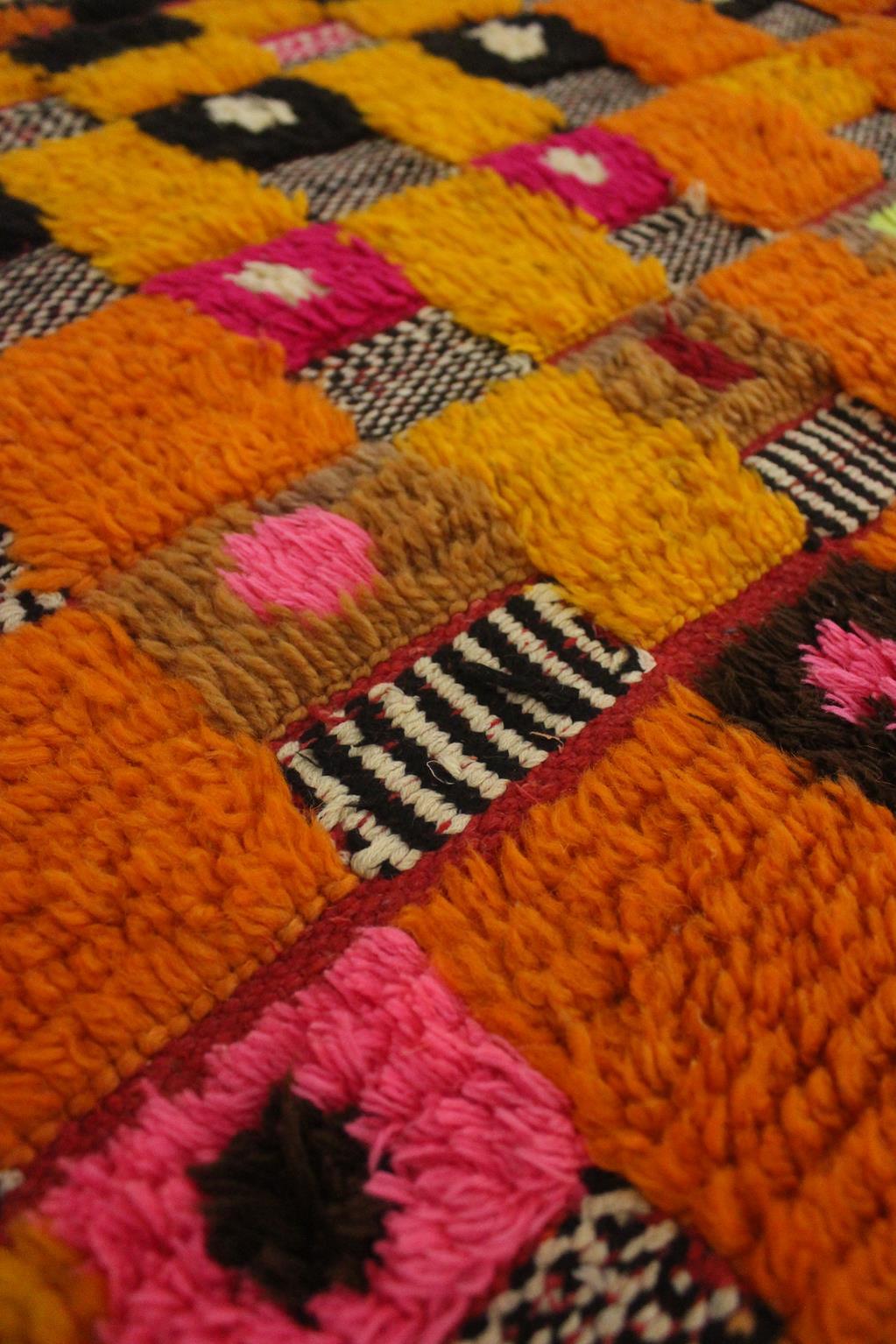 Vintage marokkanischen Azilal Teppich - Rot, orange, gelb - 3.3x7.7feet / 102x235cm im Angebot 2