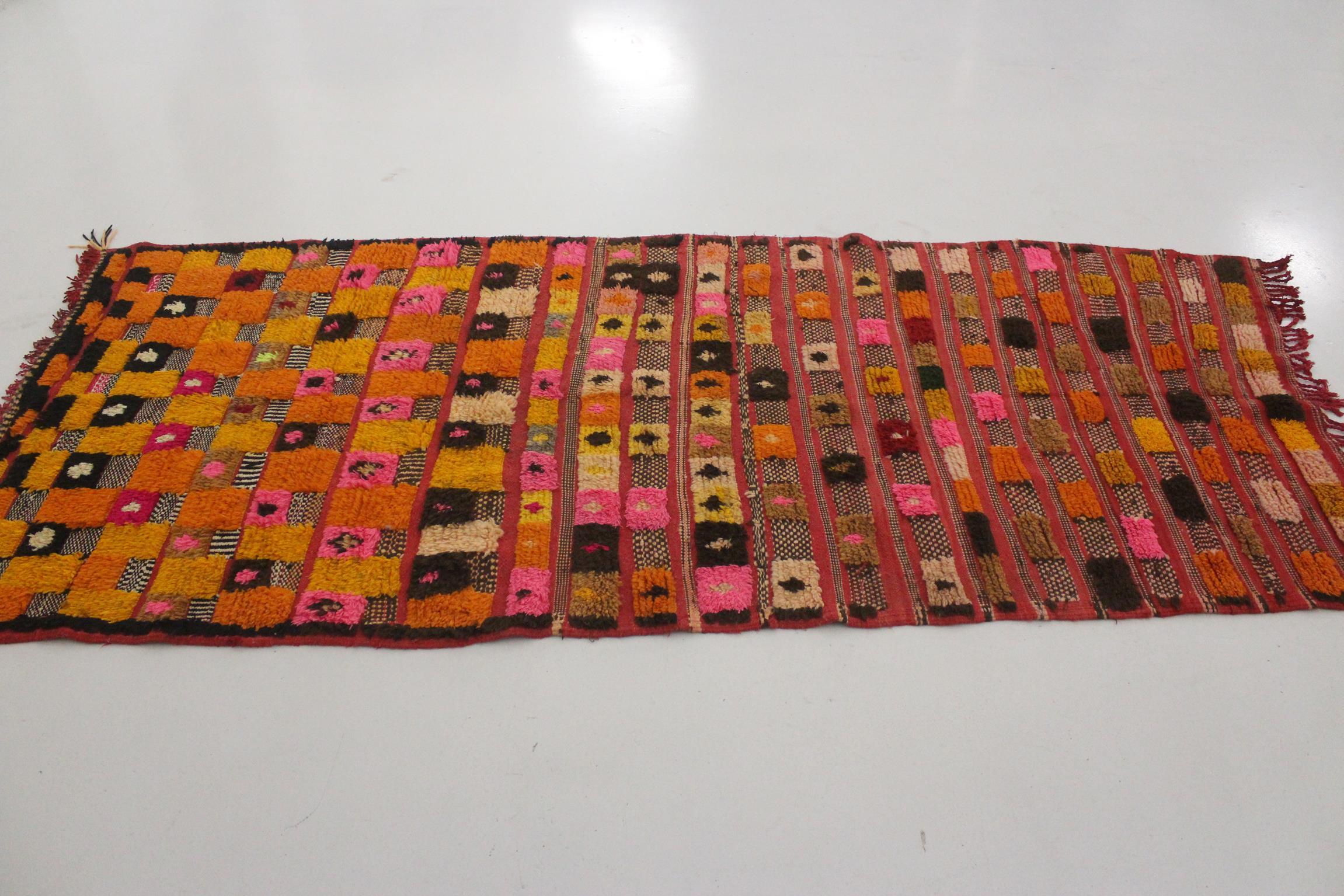 Vintage marokkanischen Azilal Teppich - Rot, orange, gelb - 3.3x7.7feet / 102x235cm im Angebot 3