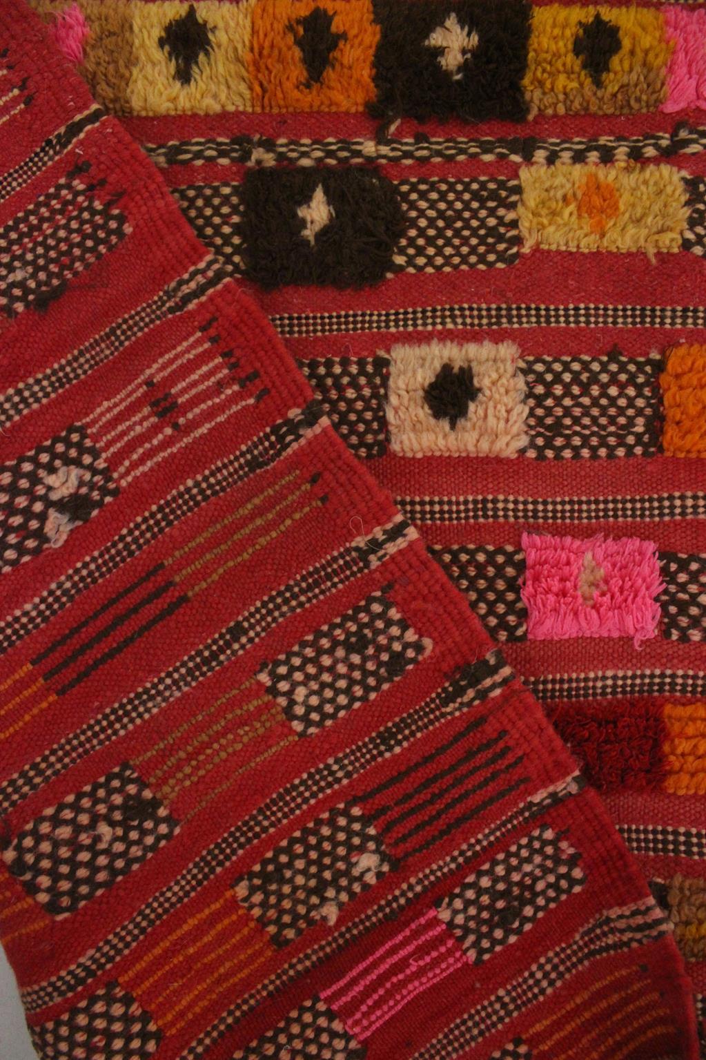 Vintage marokkanischen Azilal Teppich - Rot, orange, gelb - 3.3x7.7feet / 102x235cm im Angebot 4