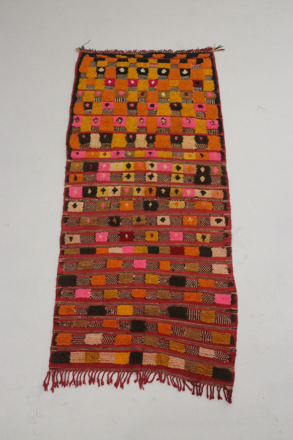 Ich bin so froh, dass ich diesen schönen Teppich in die Auswahl bringen kann! Dieser einzigartige Vintage-Läufer stammt aus der Gegend von Ait Bouguemez, Marokko. Es ist eine echte Vintage Azilal Teppich mit leichten Anzeichen von Alter, sondern in