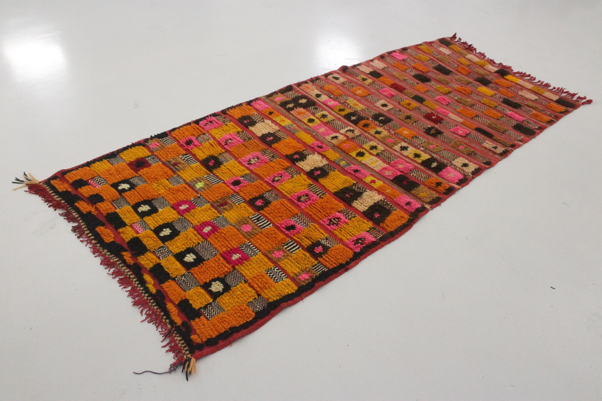 Vintage marokkanischen Azilal Teppich - Rot, orange, gelb - 3.3x7.7feet / 102x235cm (Stammeskunst) im Angebot
