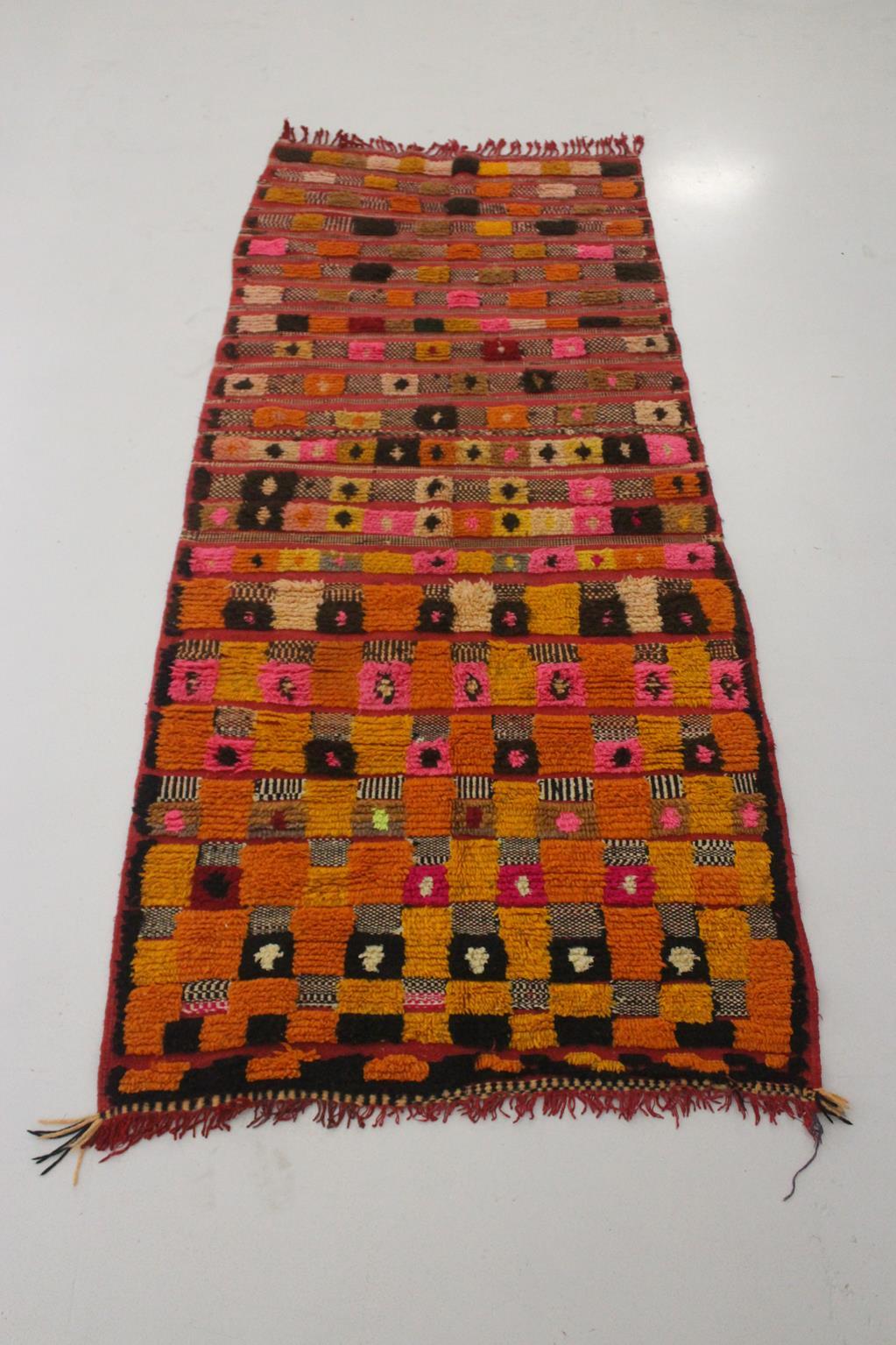 Vintage marokkanischen Azilal Teppich - Rot, orange, gelb - 3.3x7.7feet / 102x235cm (Marokkanisch) im Angebot