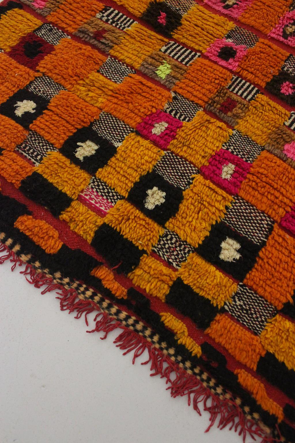 Vintage marokkanischen Azilal Teppich - Rot, orange, gelb - 3.3x7.7feet / 102x235cm (Handgewebt) im Angebot