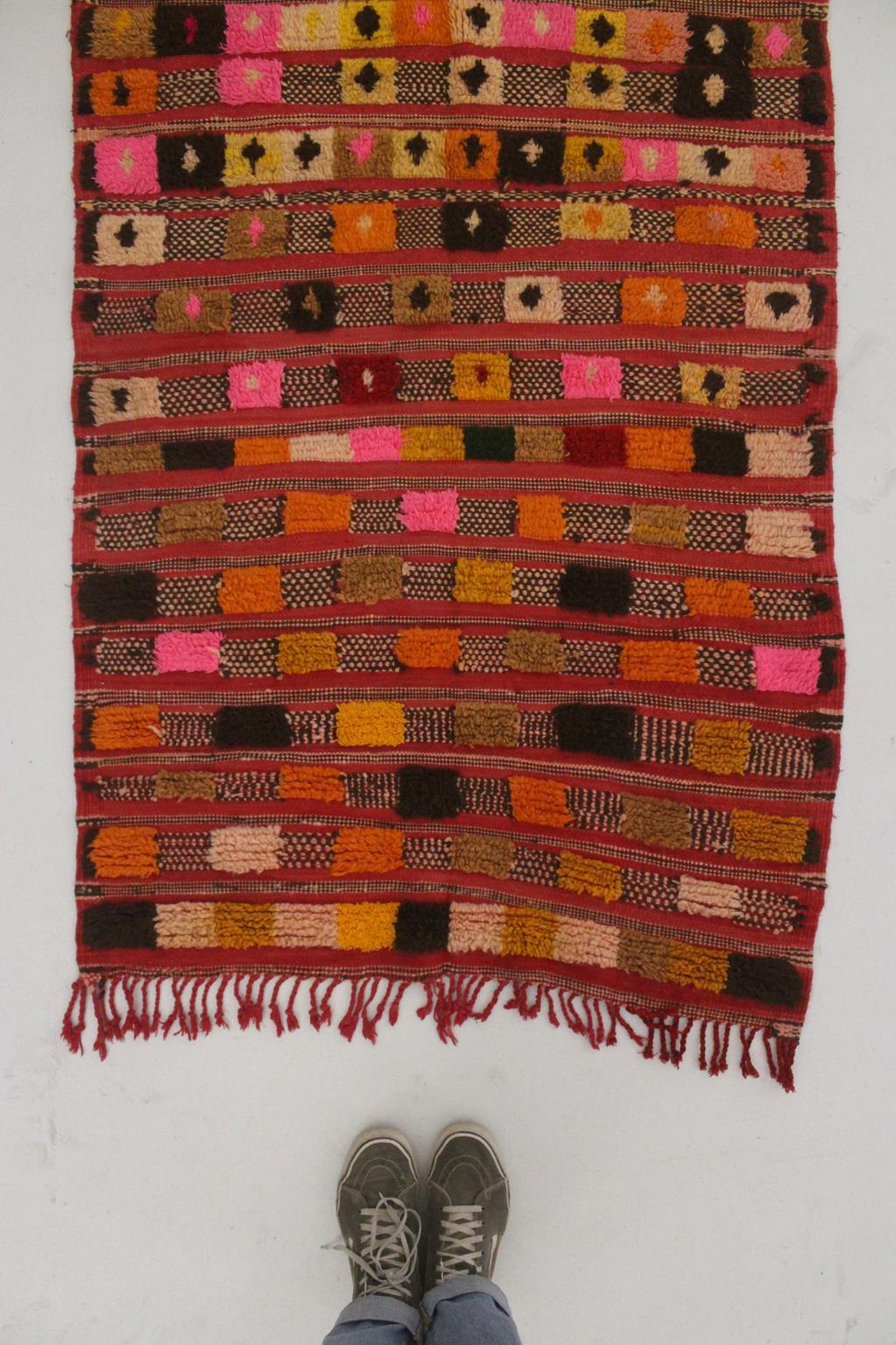 Vintage marokkanischen Azilal Teppich - Rot, orange, gelb - 3.3x7.7feet / 102x235cm im Zustand „Gut“ im Angebot in Marrakech, MA