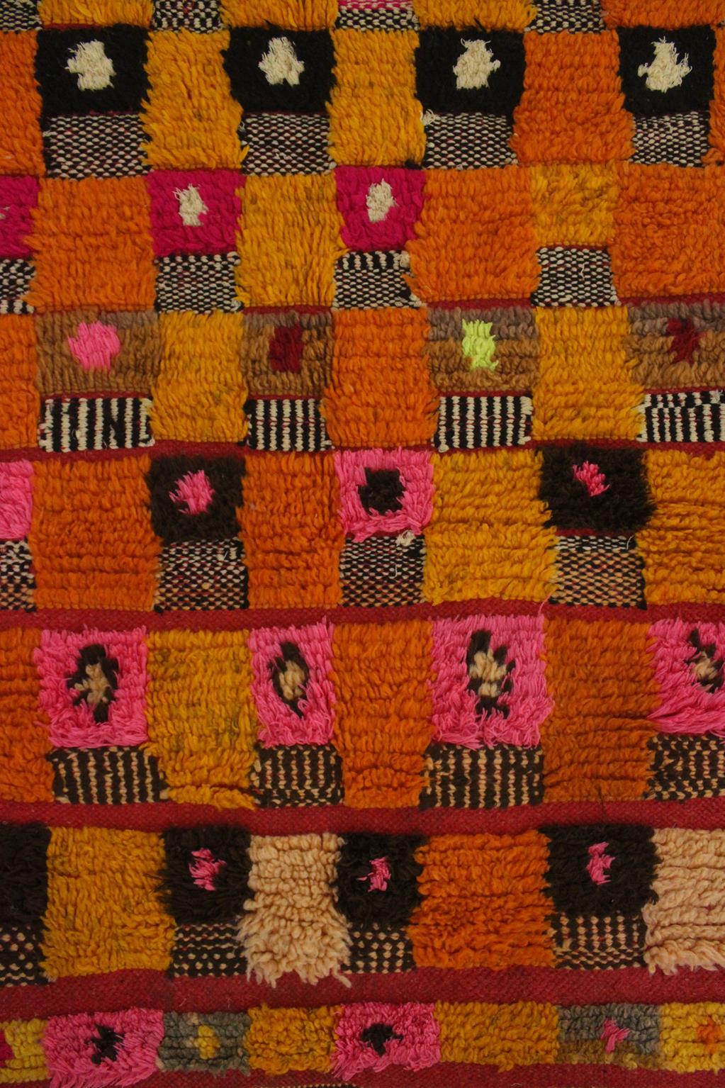 Vintage marokkanischen Azilal Teppich - Rot, orange, gelb - 3.3x7.7feet / 102x235cm (Wolle) im Angebot