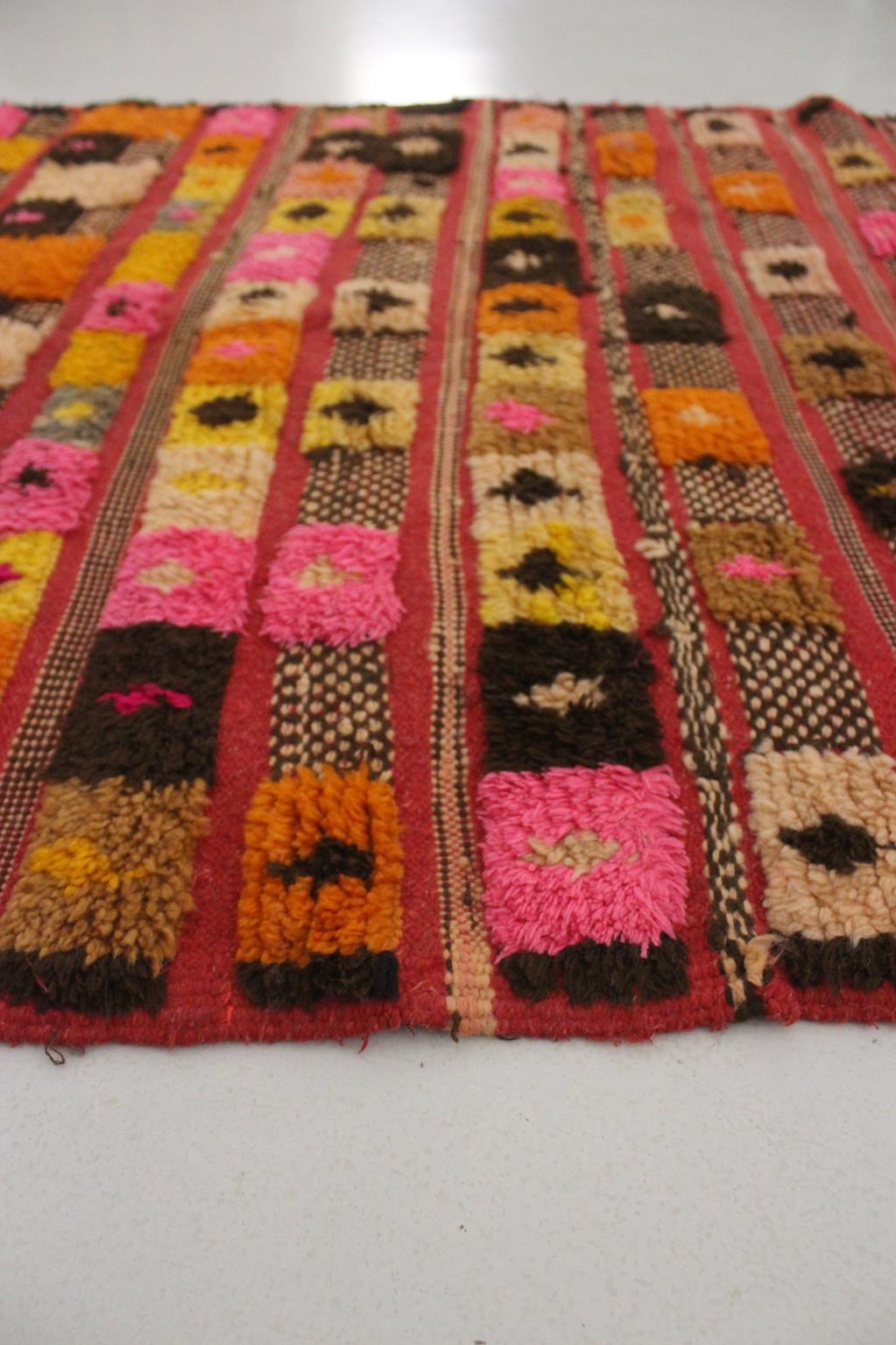 Vintage marokkanischen Azilal Teppich - Rot, orange, gelb - 3.3x7.7feet / 102x235cm im Angebot 1