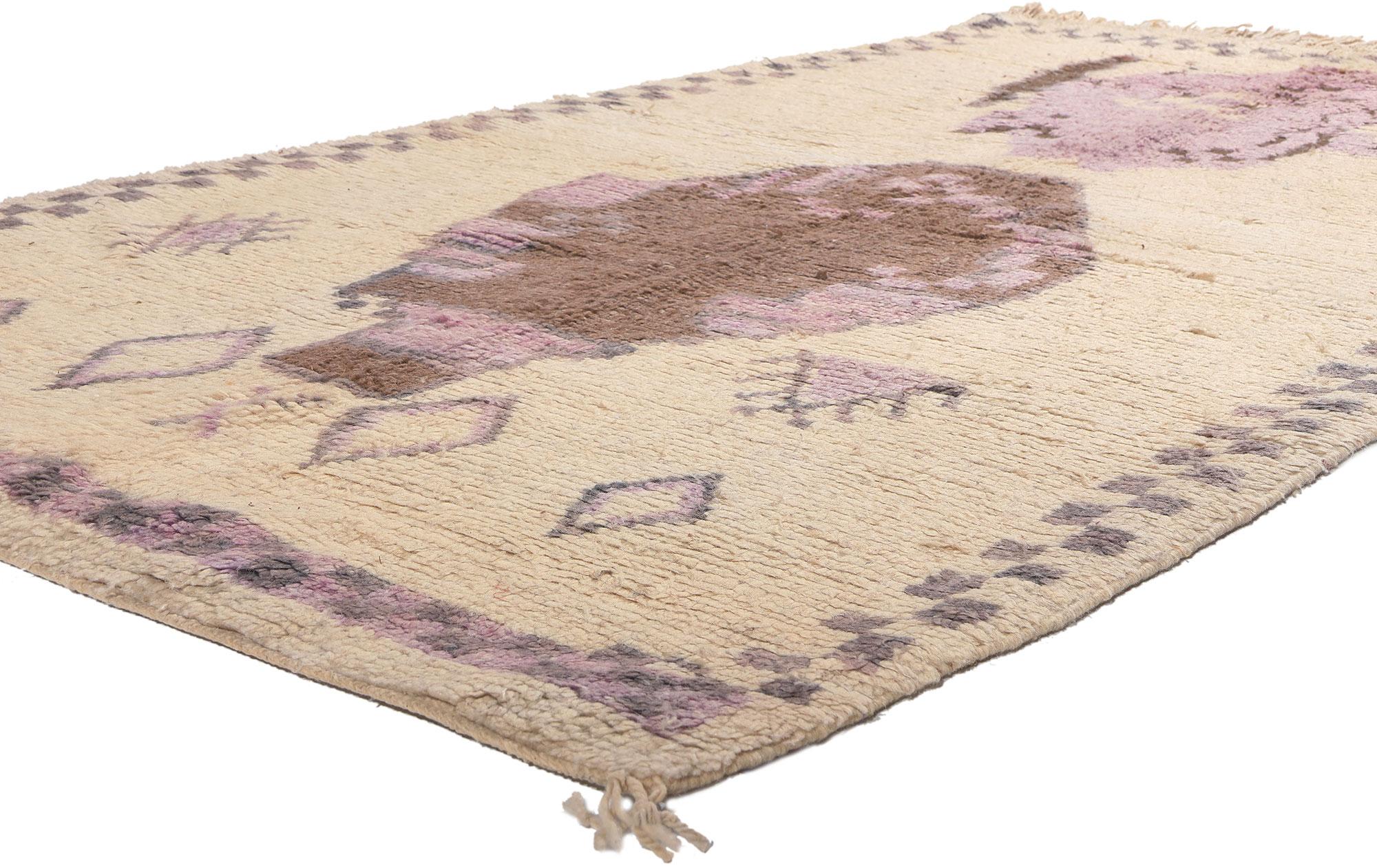 20305 Alfombra Azilal Vintage Marroquí, 05'03 x 8'07. 
Adéntrate en el encanto de la artesanía marroquí atemporal con nuestra alfombra Azilal de lana anudada a mano, una pieza fascinante que trasciende la mera decoración. Elaborada por hábiles