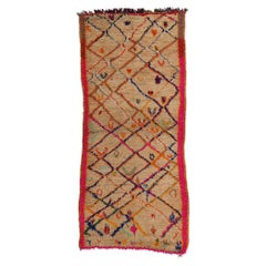 Marokkanischer Azilal-Teppich im Vintage-Stil, Stammeskunst-Enchantment trifft Maximalistischen Stil