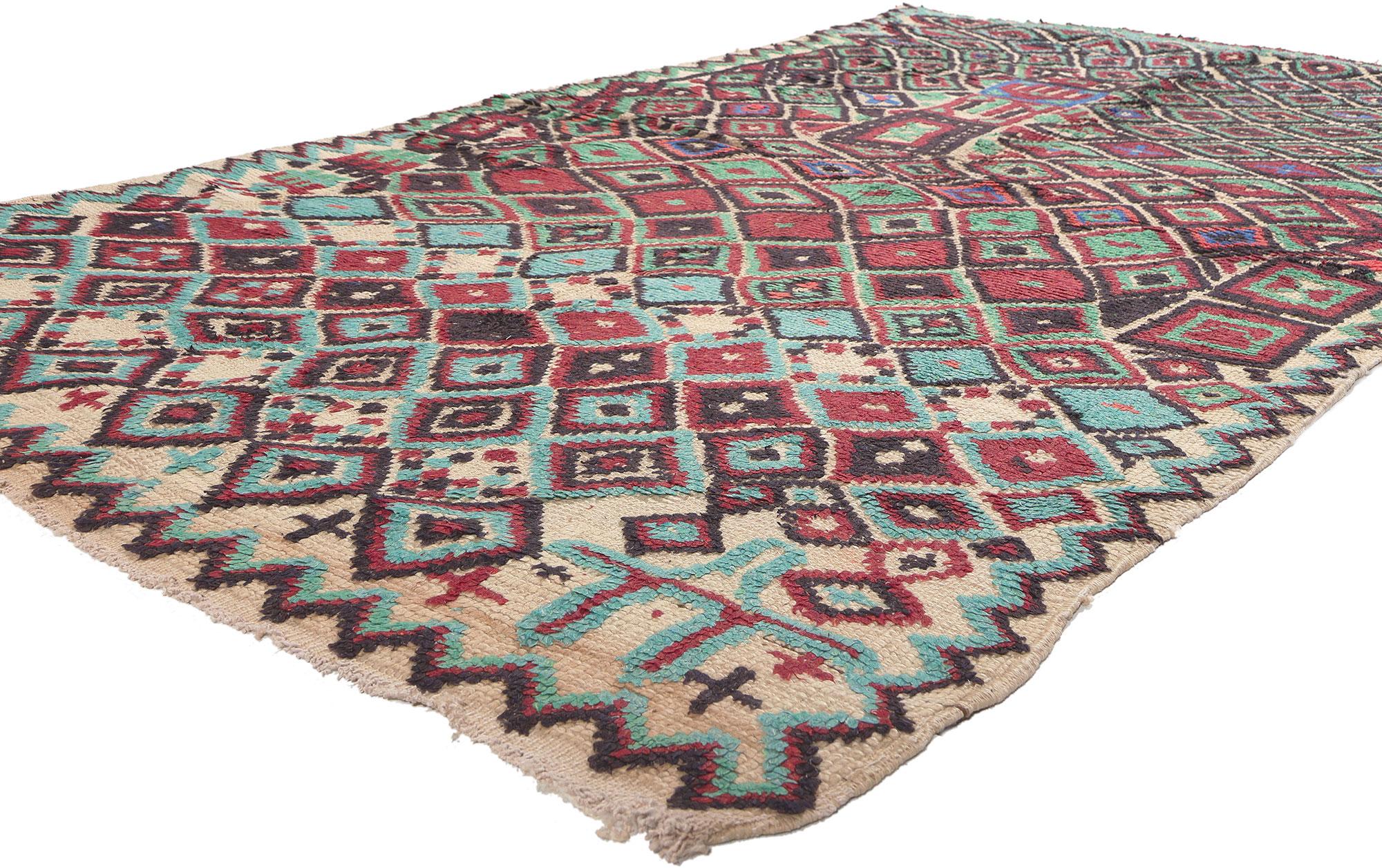 21068 Tapis marocain vintage en azilal, 05'00 x 08'09. Entrez dans le monde enchanteur de l'art marocain grâce à notre tapis Azilal vintage en laine nouée à la main, une pièce exquise qui transcende les frontières de la simple décoration. Fabriquée