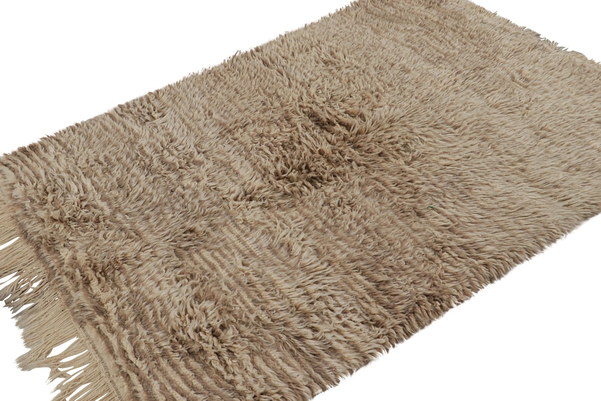 Dieser handgeknüpfte marokkanische Teppich im Format 5x6 aus Wolle stammt aus Marokko (ca. 1940-1950) und ist eine neue Kreation von Rug & Kilim. 

Über das Design: 

Kenner werden feststellen, dass es sich bei diesem Stück vermutlich um einen