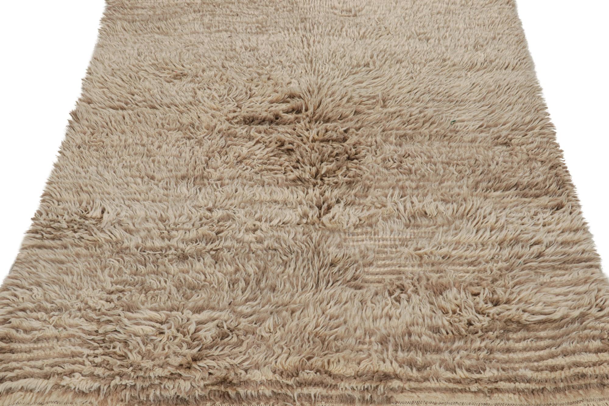 Marokkanischer Azilal-Teppich mit braun-beigefarbenem Hochflor, von Rug & Kilim (Stammeskunst) im Angebot