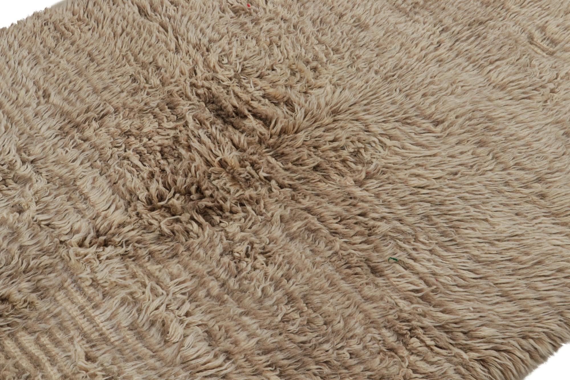 Marokkanischer Azilal-Teppich mit braun-beigefarbenem Hochflor, von Rug & Kilim (Handgeknüpft) im Angebot