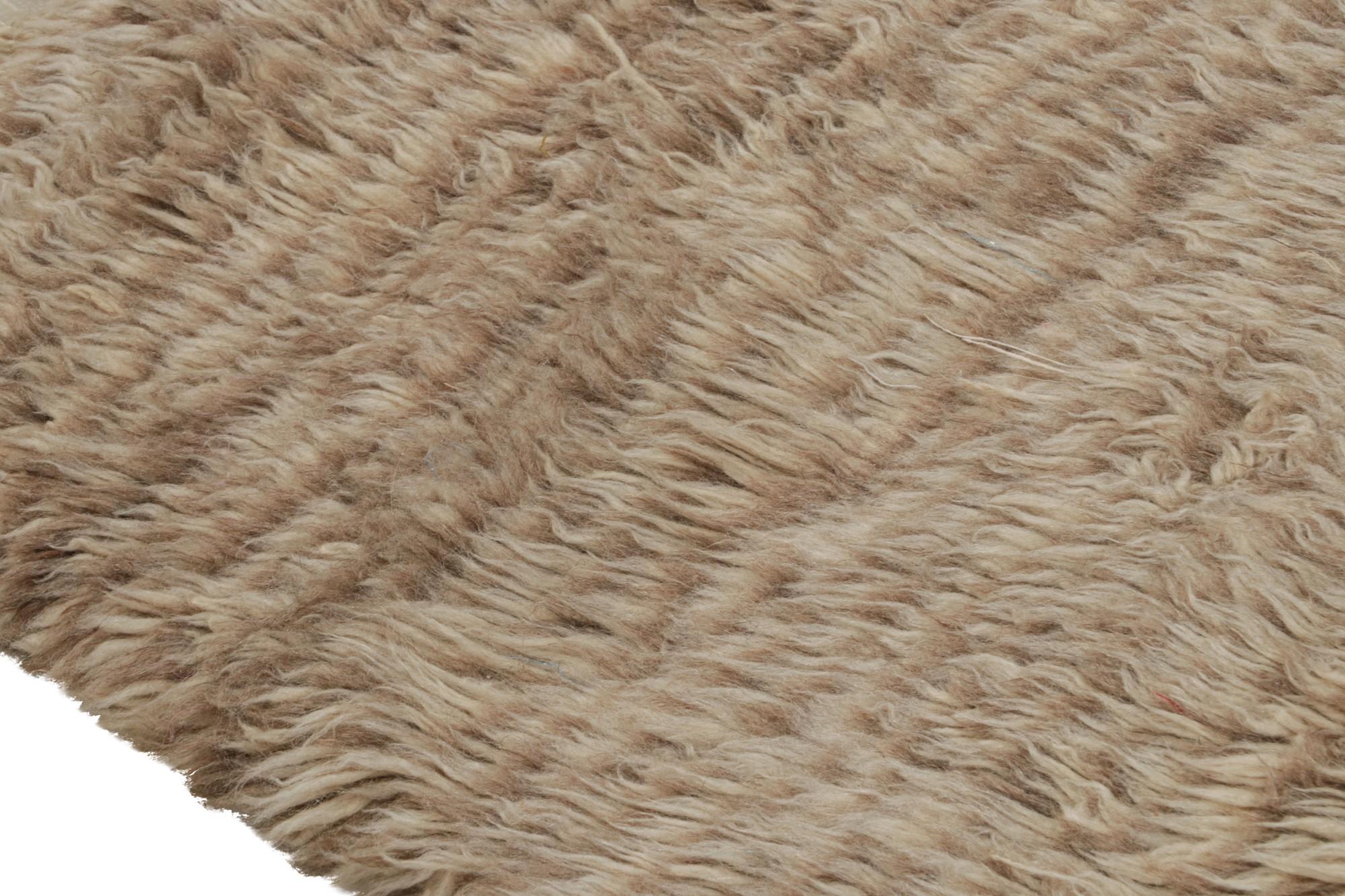 Marokkanischer Azilal-Teppich mit braun-beigefarbenem Hochflor, von Rug & Kilim im Zustand „Gut“ im Angebot in Long Island City, NY