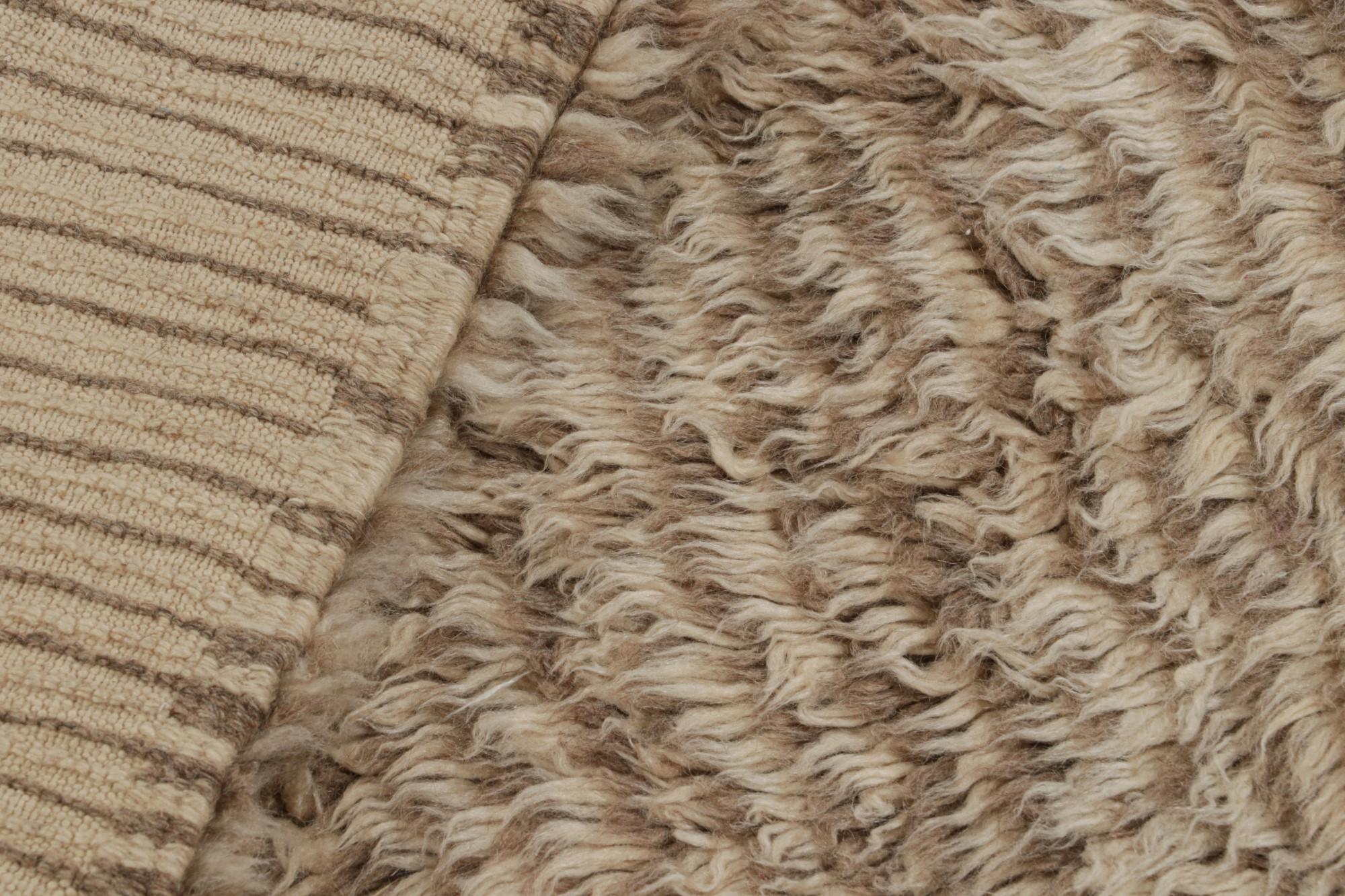 Marokkanischer Azilal-Teppich mit braun-beigefarbenem Hochflor, von Rug & Kilim (Wolle) im Angebot