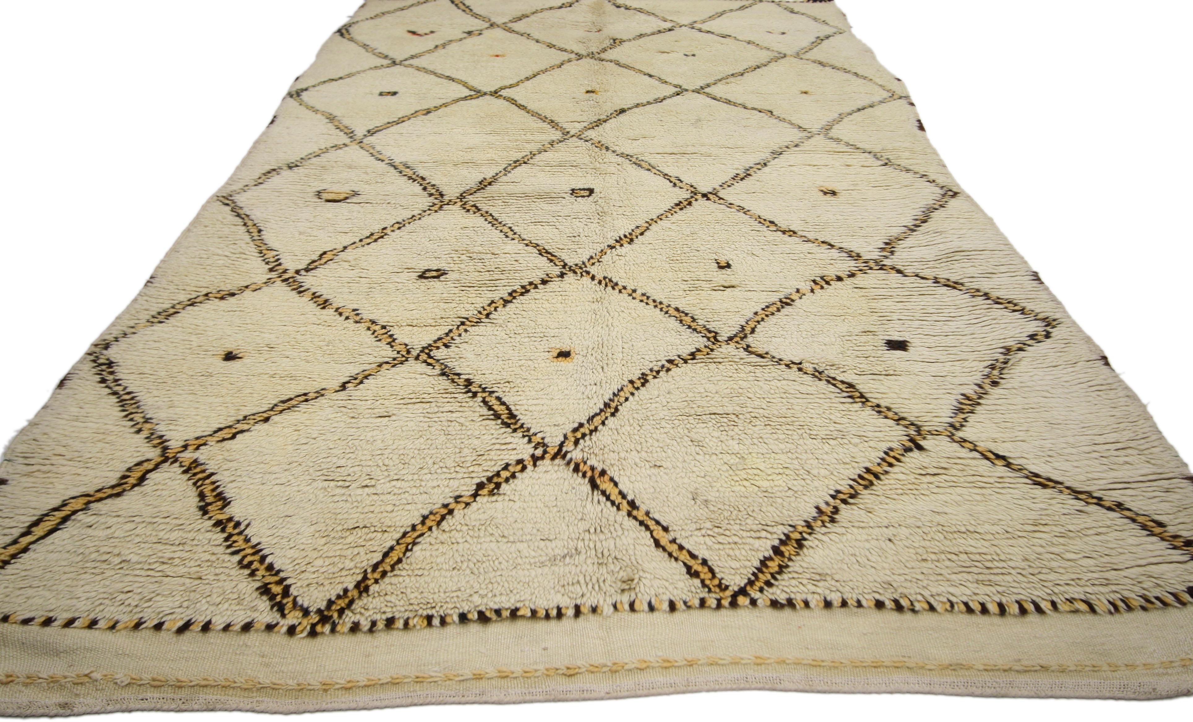 74468, vintage Moroccan Azilal rug with Minimalist Design and Nordic style. This hand knotted wool vintage Moroccan Azilal rug features a lozenge trellis pattern on a neutral background. Bold, thick lines of espresso coffee and saffron colors form a