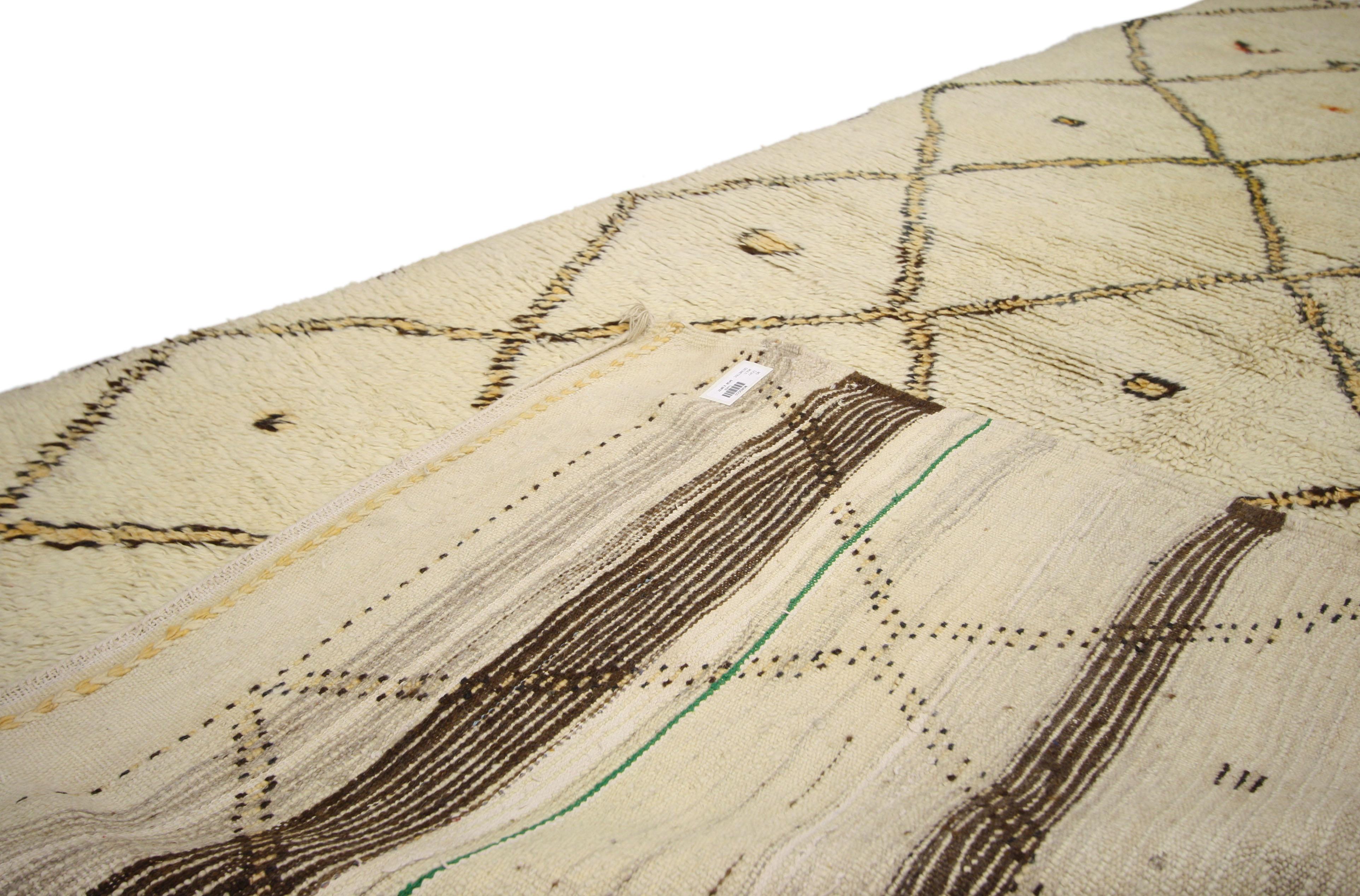 Marocain Tapis Azilal marocain vintage au design minimaliste et de style nordique en vente