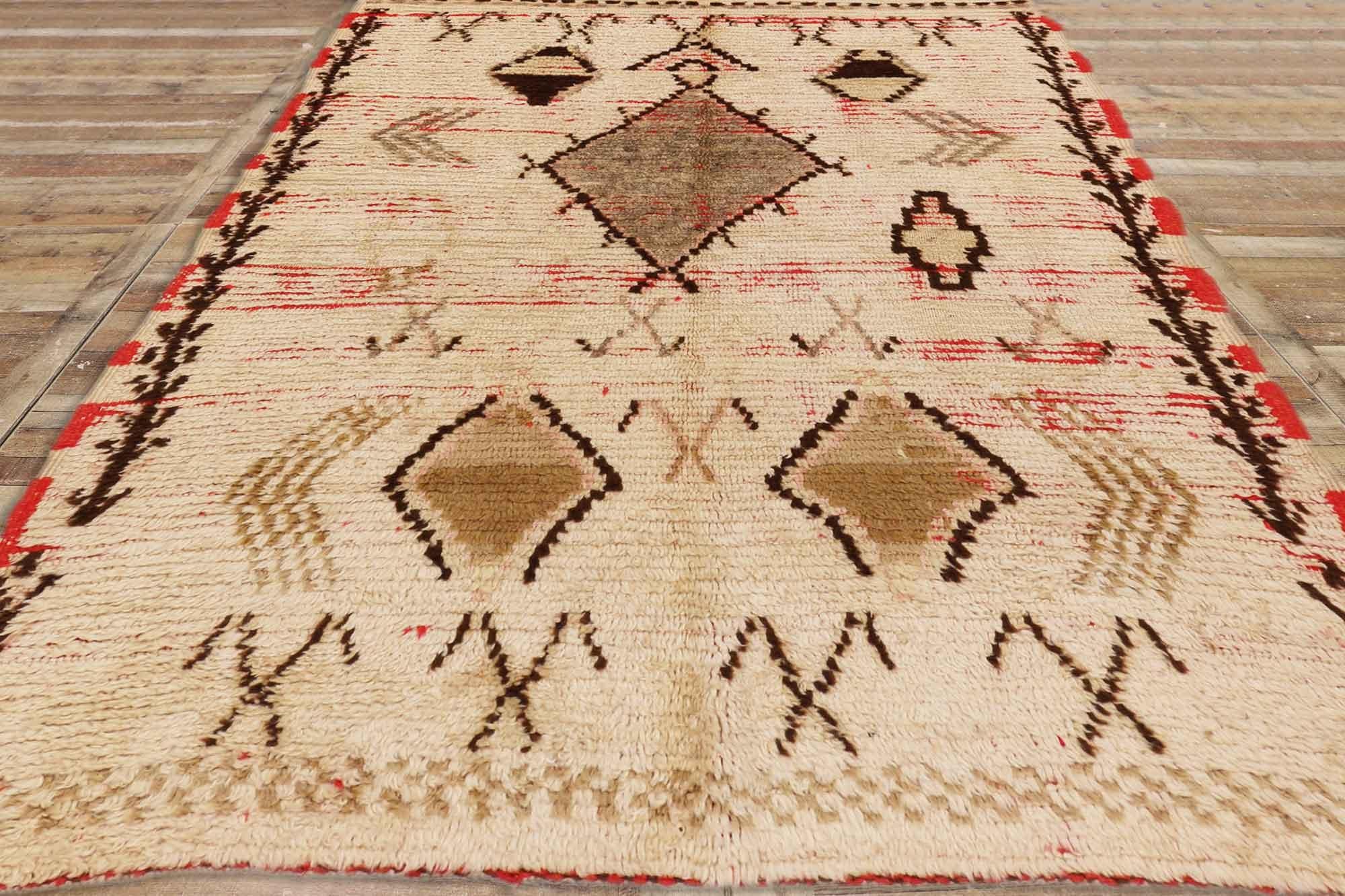 Alfombra marroquí azilal vintage de estilo tribal bohemio rústico siglo XX en venta