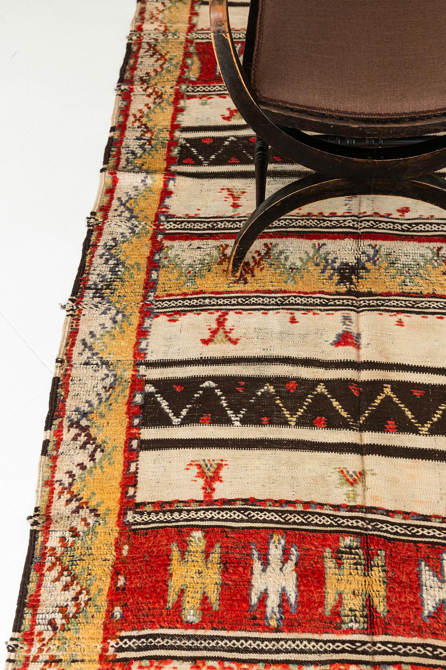 Vintage marokkanischen Azilal Stamm Berber geprägte Teppich (20. Jahrhundert) im Angebot