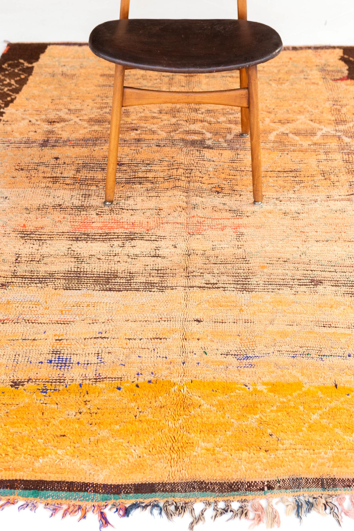 Ein phänomenales Meisterwerk, das Ihr Schlafzimmer außergewöhnlich machen wird. Dieser Vintage-Berberteppich von Azilal Tribe zeichnet sich durch helle Rauten auf einem neutral getönten Feld aus. Zeigen Sie Ihren Stil mit diesem bemerkenswerten und