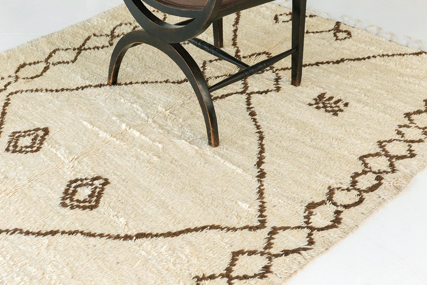 Verschönern Sie Ihren Raum mit unserem marokkanischen Teppich Azilal Tribe von Atlas Collection. Es hebt die haselnussbraunen Rauten und Rauten mit verlängerten Seiten und einem Mini-Karomuster in einem nicht-weißen Feld hervor. Ein Mittelstück, das