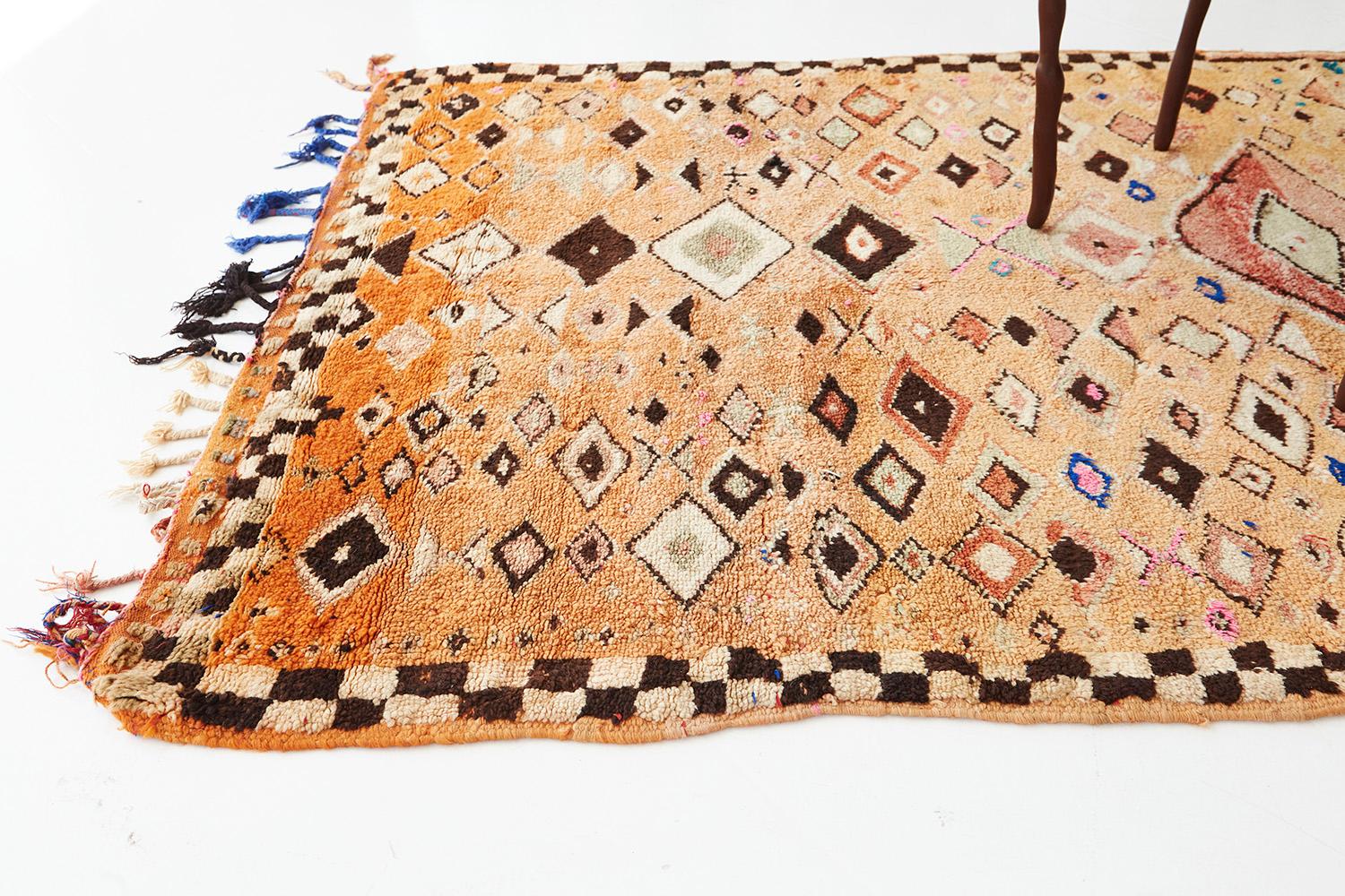 Mit seiner schicken und verführerischen Asymmetrie bietet dieser marokkanische Azilal-Stamm im Vintage-Stil aus der Atlas-Kollektion ein optisch tadelloses Design. Dieser prächtige Teppich zeigt ein verblüffend vieldeutiges Muster aus Augenmotiven,