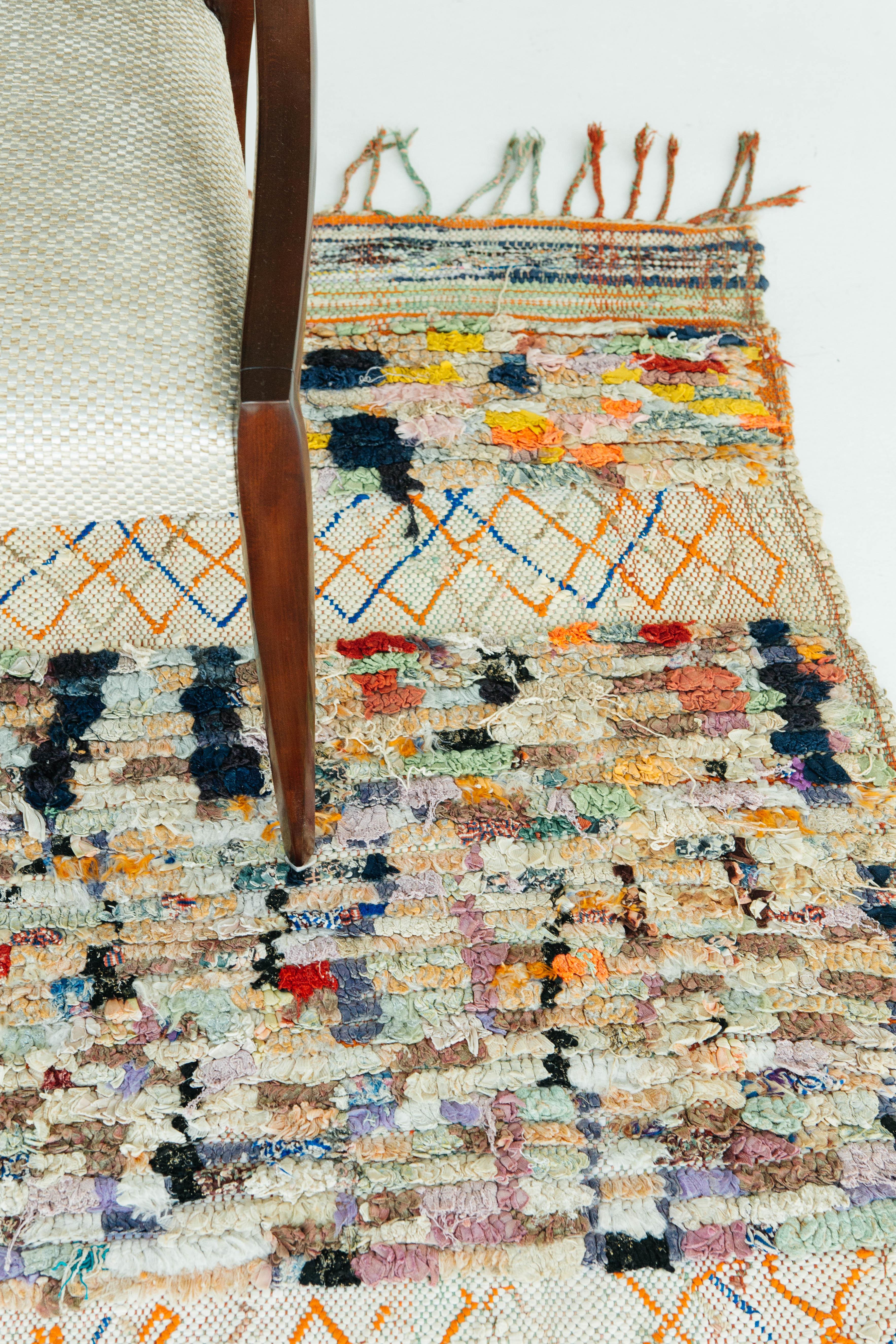 Alfombra vintage marroquí de la tribu azilal siglo XX en venta