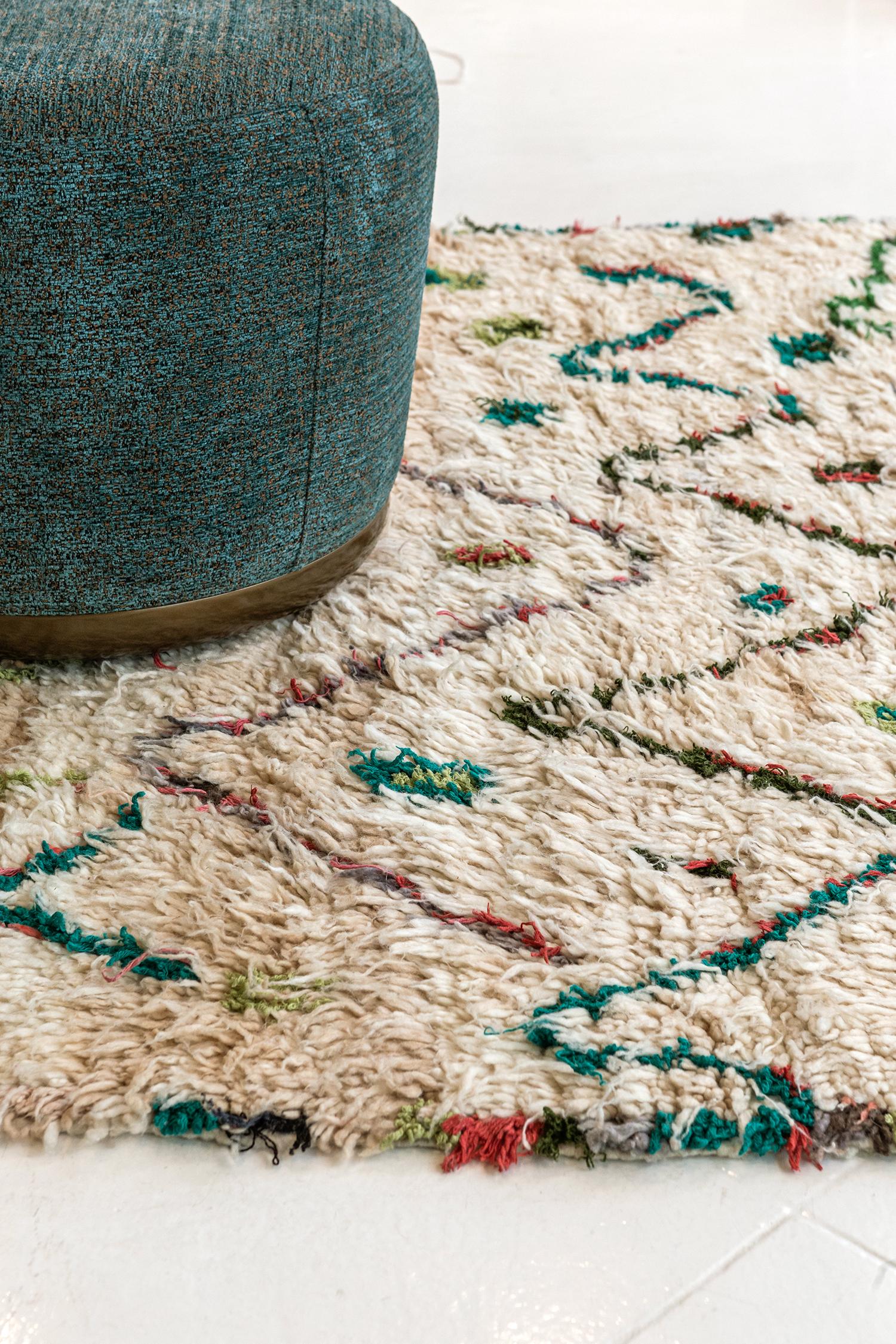 Ein verspielter marokkanischer Berberteppich des Azilal-Stammes in bunten Farbtönen. Dieser atemberaubende Teppich zeigt ein Allover-Muster aus mehrdeutigen symbolischen Berber-Motiven, die den Schutz und die unterschiedlichen Rollen von Männern und