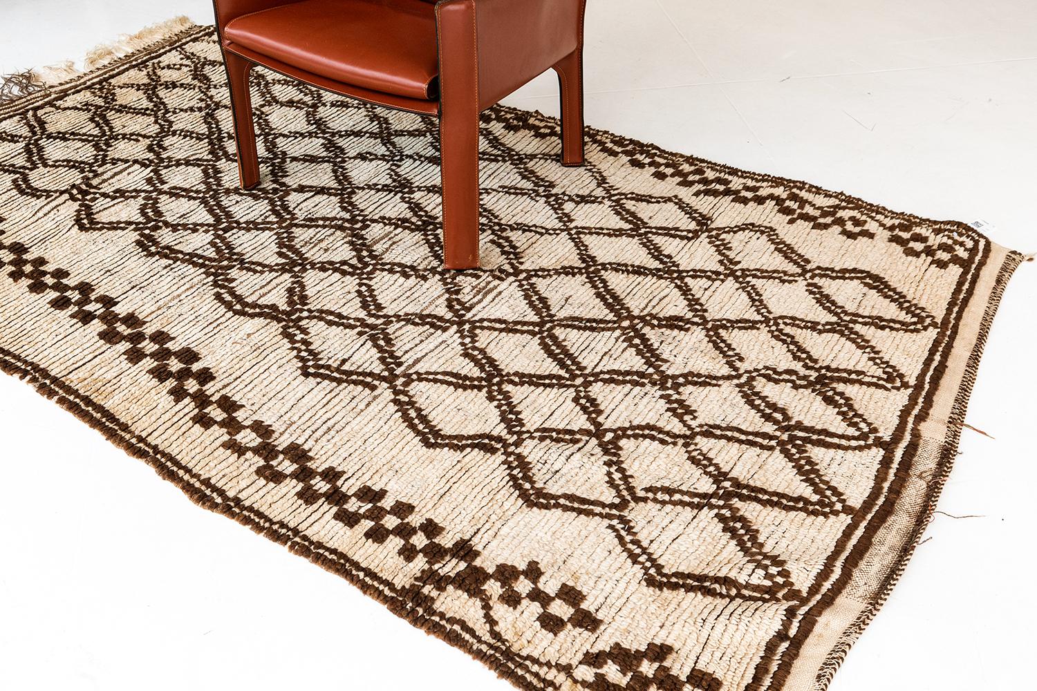 Marokkanischer Azilal-Dynastie-Teppich im Zustand „Gut“ im Angebot in WEST HOLLYWOOD, CA