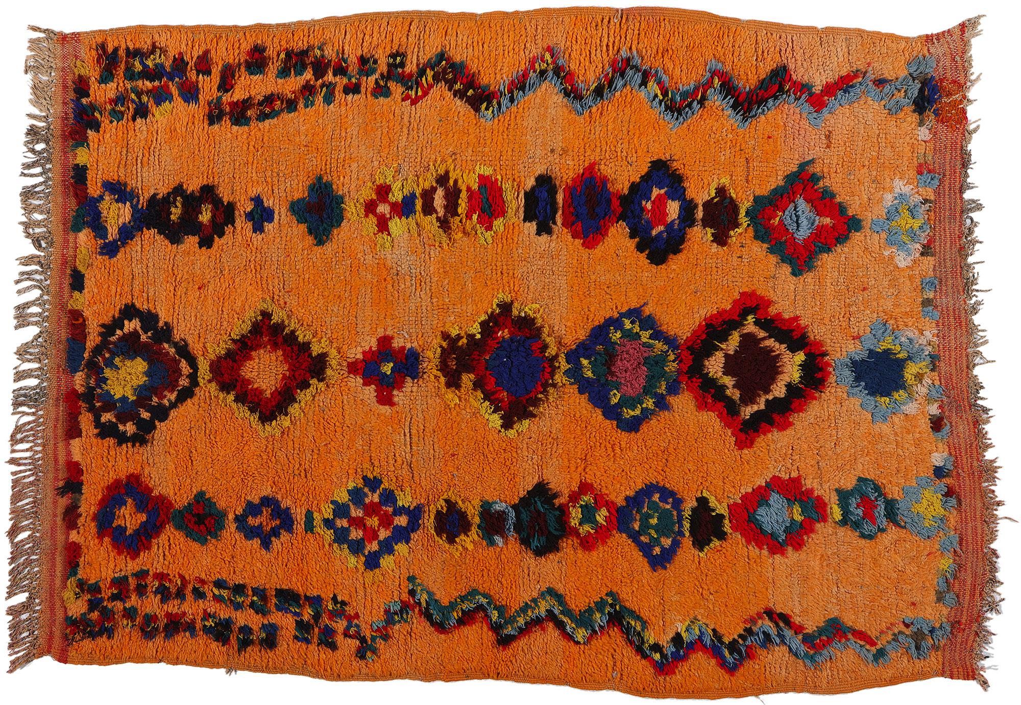 Marokkanischer Azilal-Wollteppich im Vintage-Stil, Bohemian Chic Meets Tribal Enchantment im Angebot 3