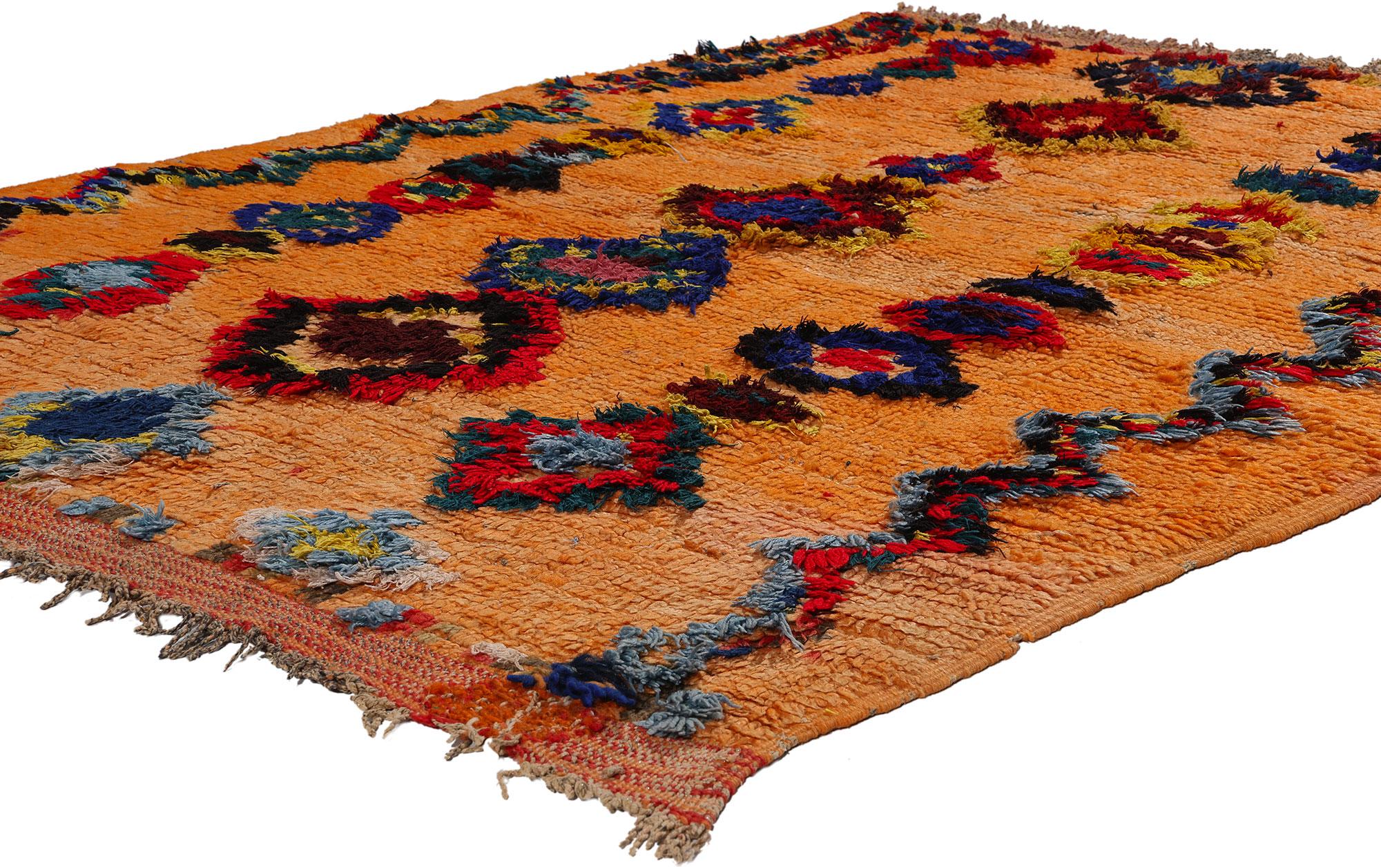 21798 Vintage Orange Marokkanischer Azilal-Teppich, 04'07 x 06'02. Begeben Sie sich auf eine spannende Reise durch das reiche Erbe der Azilal-Teppiche, die aus dem geschäftigen Zentrum der zentralmarokkanischen Provinzhauptstadt stammen, die sich in