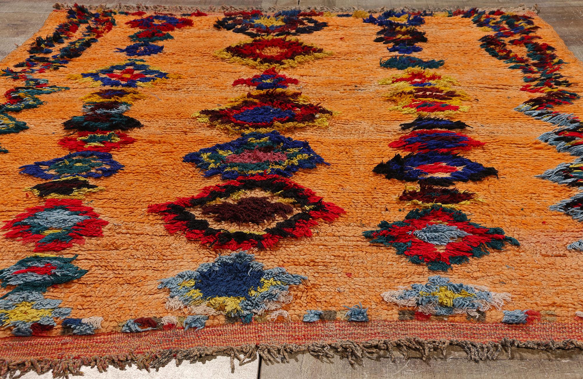 Marokkanischer Azilal-Wollteppich im Vintage-Stil, Bohemian Chic Meets Tribal Enchantment im Angebot 1